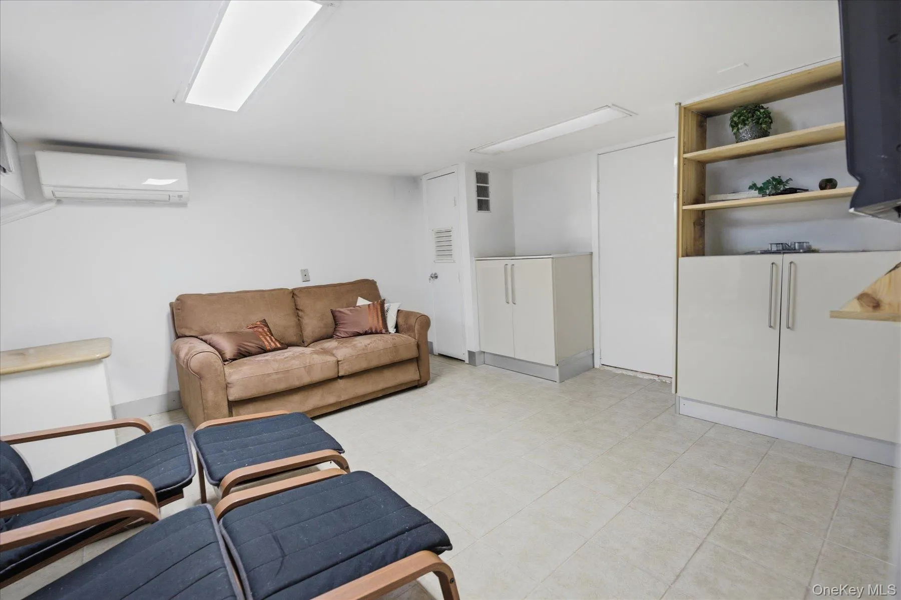 261-21 Pembroke Avenue, North Hempstead, NY, 3 Bedrooms Bedrooms, 8 Rooms Rooms,1 BathroomBathrooms,Residential,For Rent,Pembroke,0,1006657 261-21 Pembroke Avenue, North Hempstead, NY, 3 Bedrooms Bedrooms, 8 Rooms Rooms,1 BathroomBathrooms,Residential,For Rent,Pembroke,0,1006657