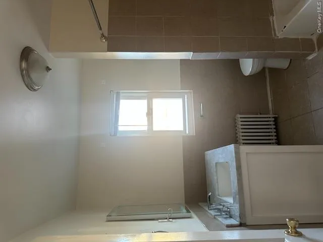 BATHROOM BATHROOM