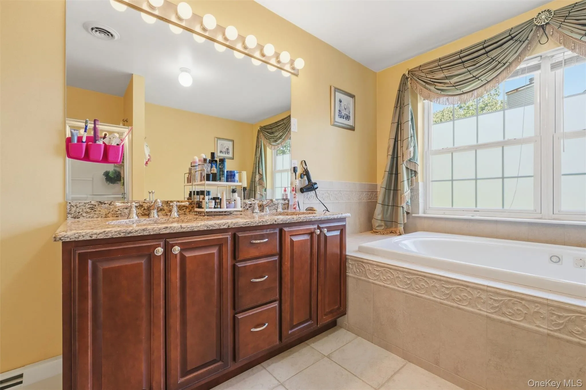 Double sink & Jet Tub Double sink & Jet Tub