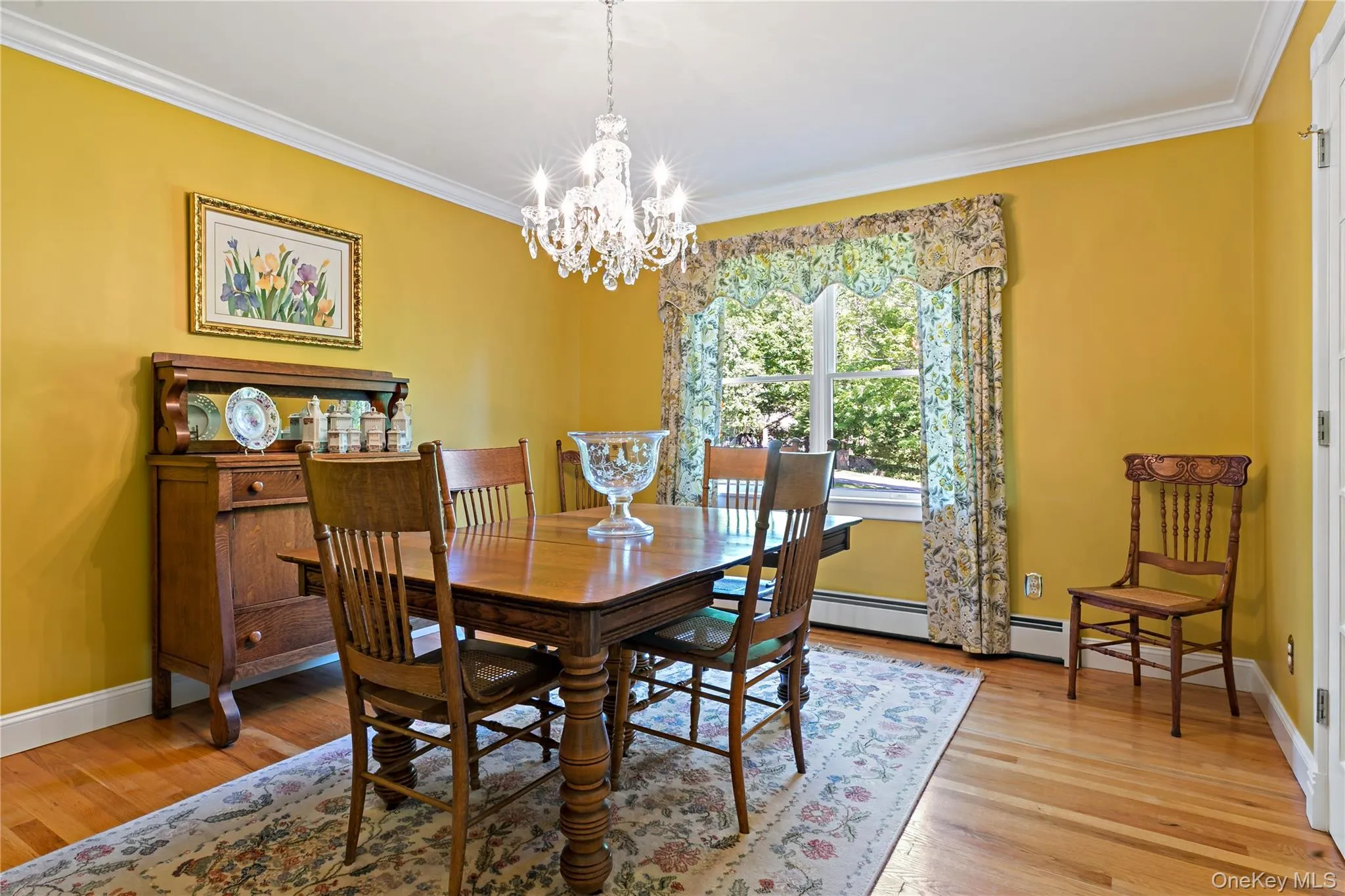 Formal dining room with Schonbek chandelier. Formal dining room with Schonbek chandelier.