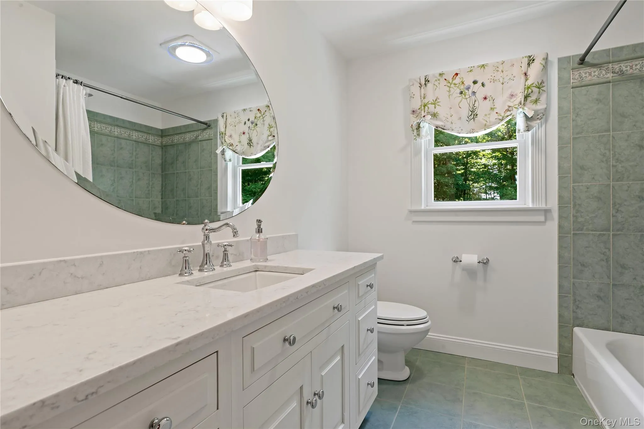 2nd floor full bathroom. 2nd floor full bathroom.