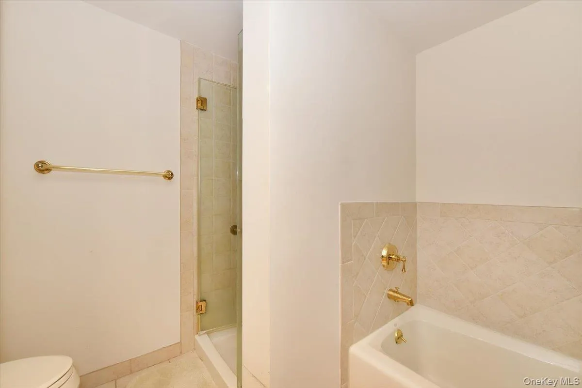 100 Harborview Drive, North Hempstead, NY, 3 Bedrooms Bedrooms, 6 Rooms Rooms,2 BathroomsBathrooms,Residential,For Rent,Harborview,0,1006786 100 Harborview Drive, North Hempstead, NY, 3 Bedrooms Bedrooms, 6 Rooms Rooms,2 BathroomsBathrooms,Residential,For Rent,Harborview,0,1006786