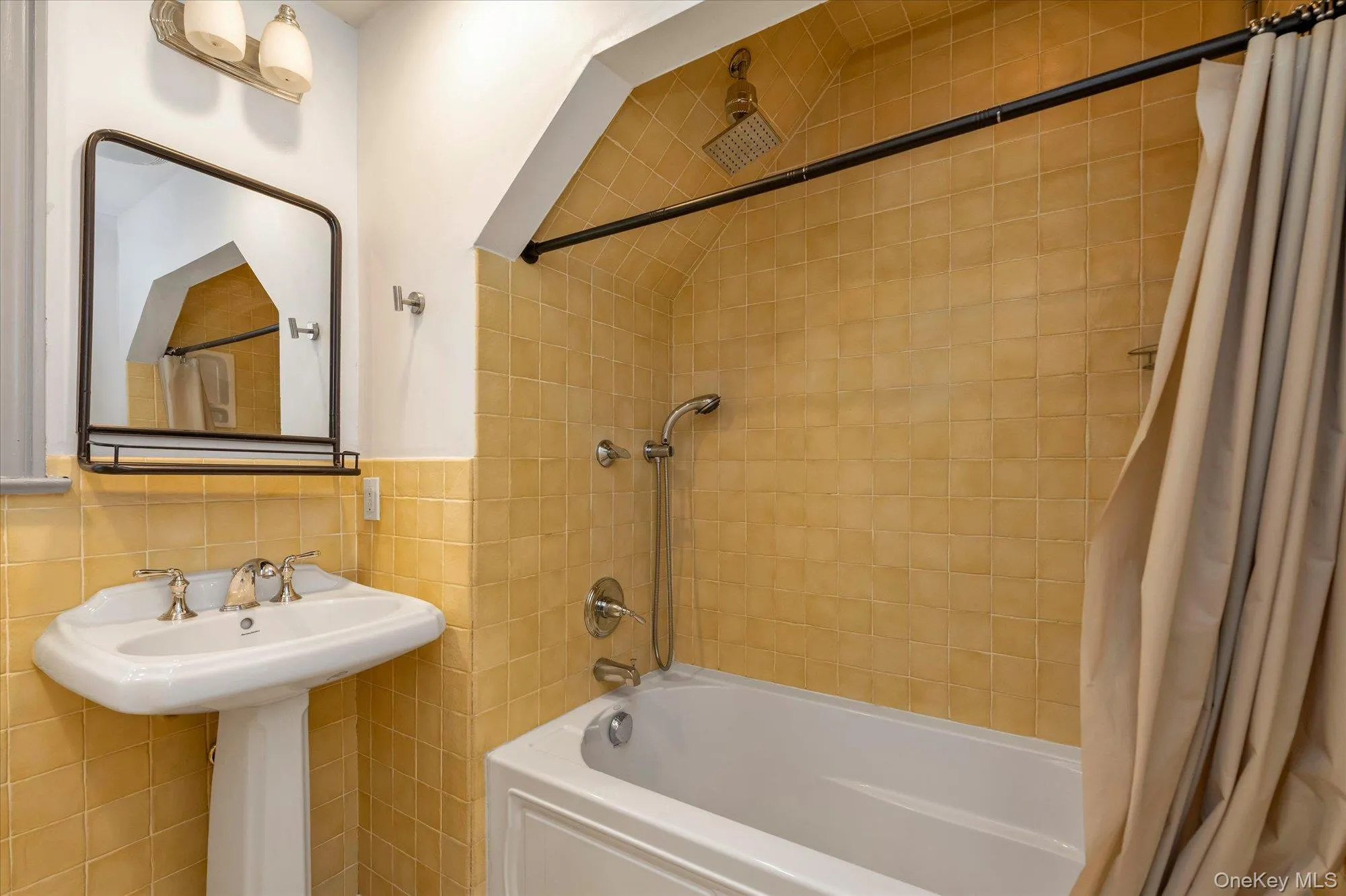 26 Latimer Court, Hempstead, NY, 3 Bedrooms Bedrooms, 6 Rooms Rooms,1 BathroomBathrooms,Residential Lease,For Rent,Latimer,0,1006798 26 Latimer Court, Hempstead, NY, 3 Bedrooms Bedrooms, 6 Rooms Rooms,1 BathroomBathrooms,Residential Lease,For Rent,Latimer,0,1006798