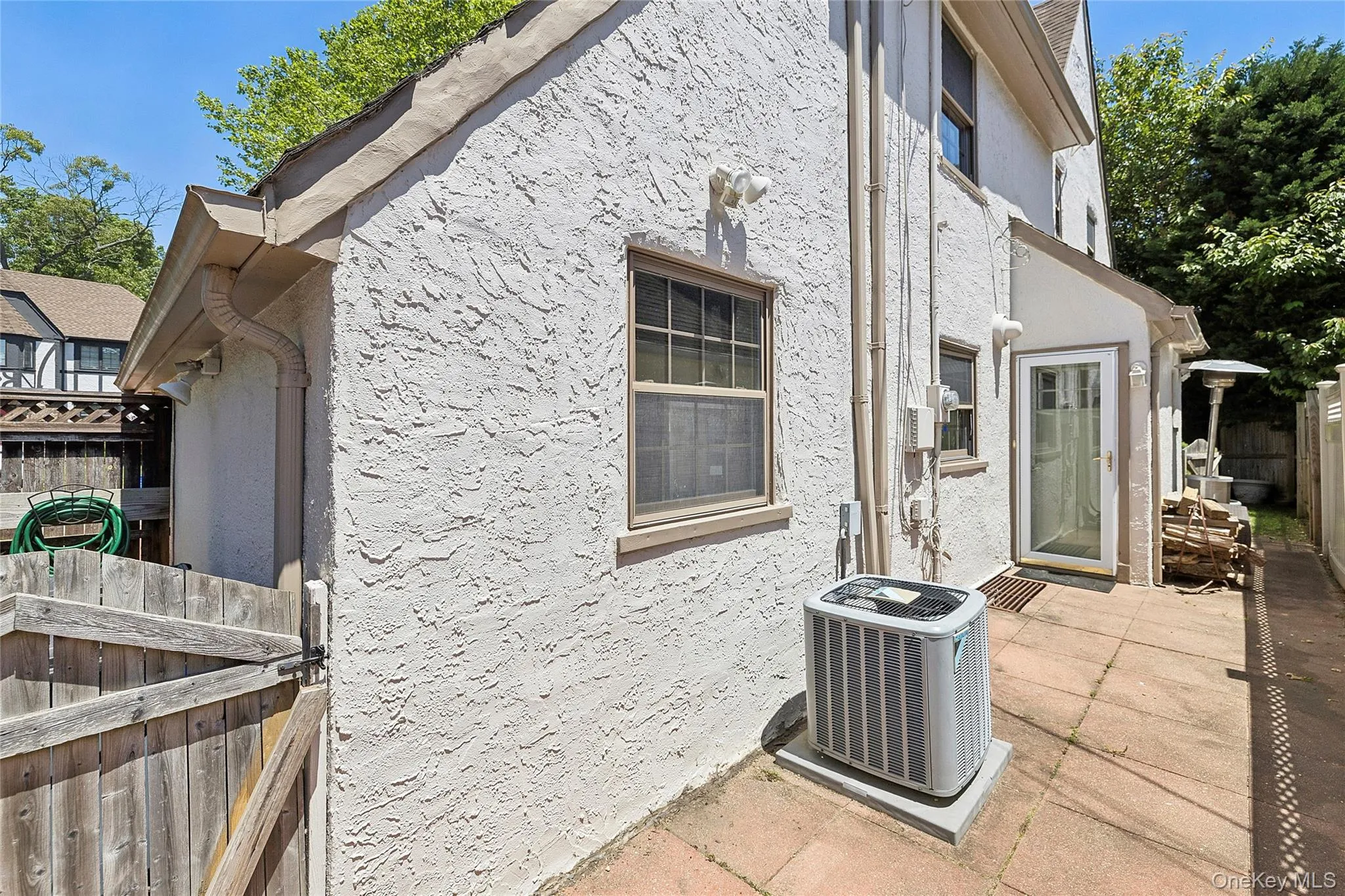 Side Yard/Dog Run Side Yard/Dog Run