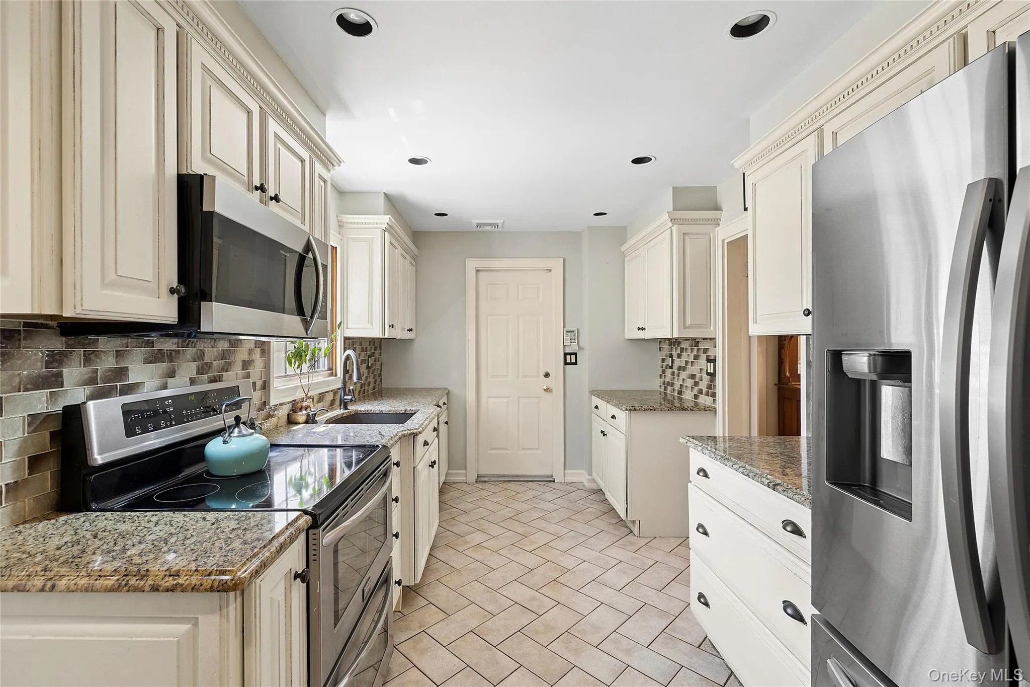 Stainless appliances, electric cooking, granite countertops. Stainless appliances, electric cooking, granite countertops.