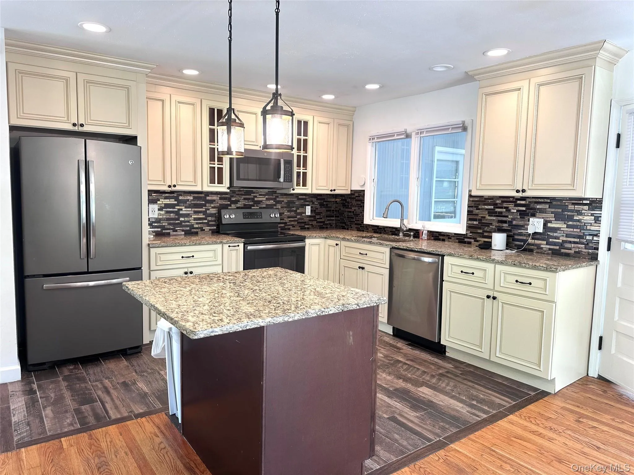 Newer appliances, center island, tons of storage Newer appliances, center island, tons of storage
