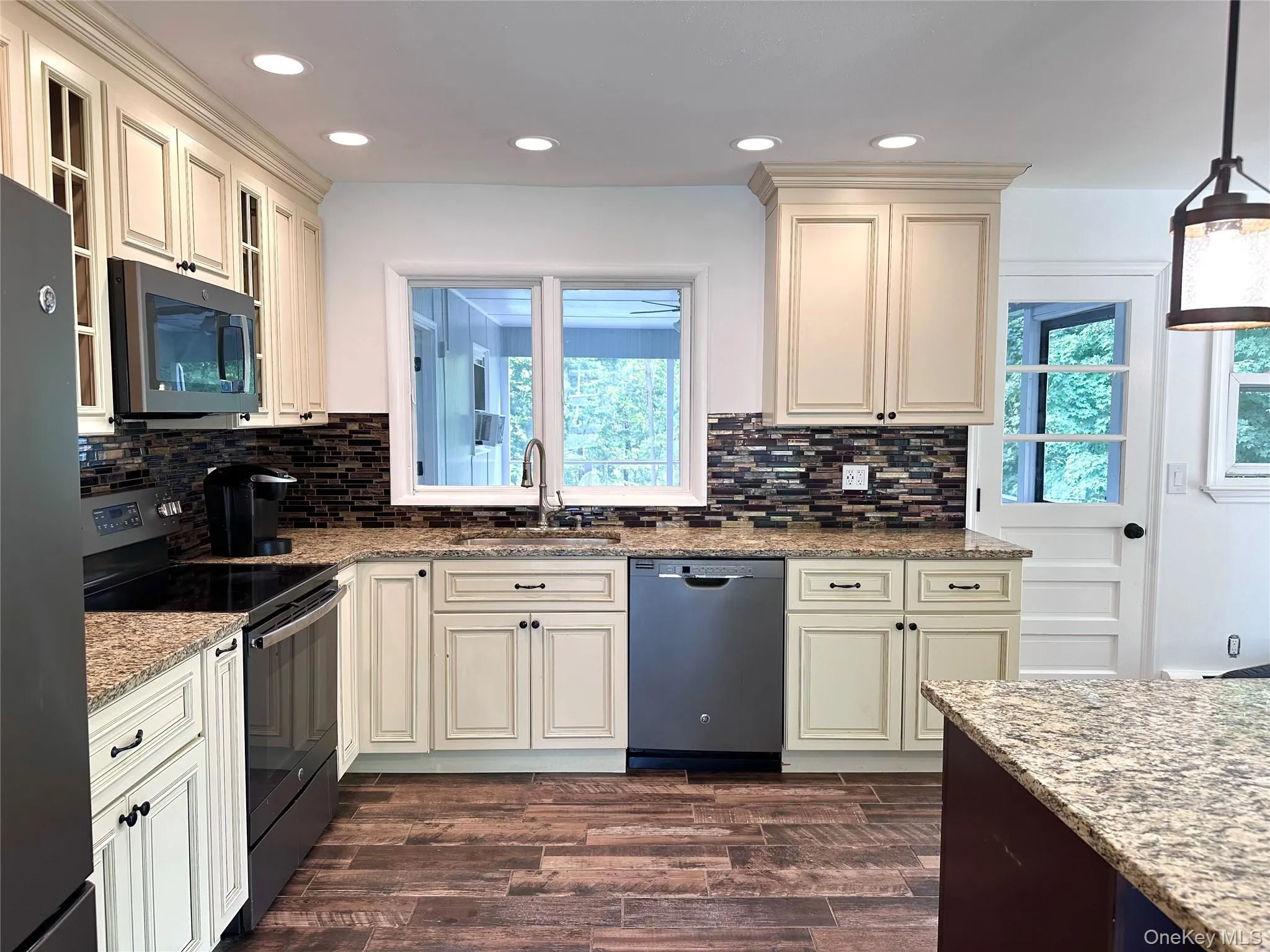 Beautiful granite counters, island, recessed lighting, lots of storage! Beautiful granite counters, island, recessed lighting, lots of storage!