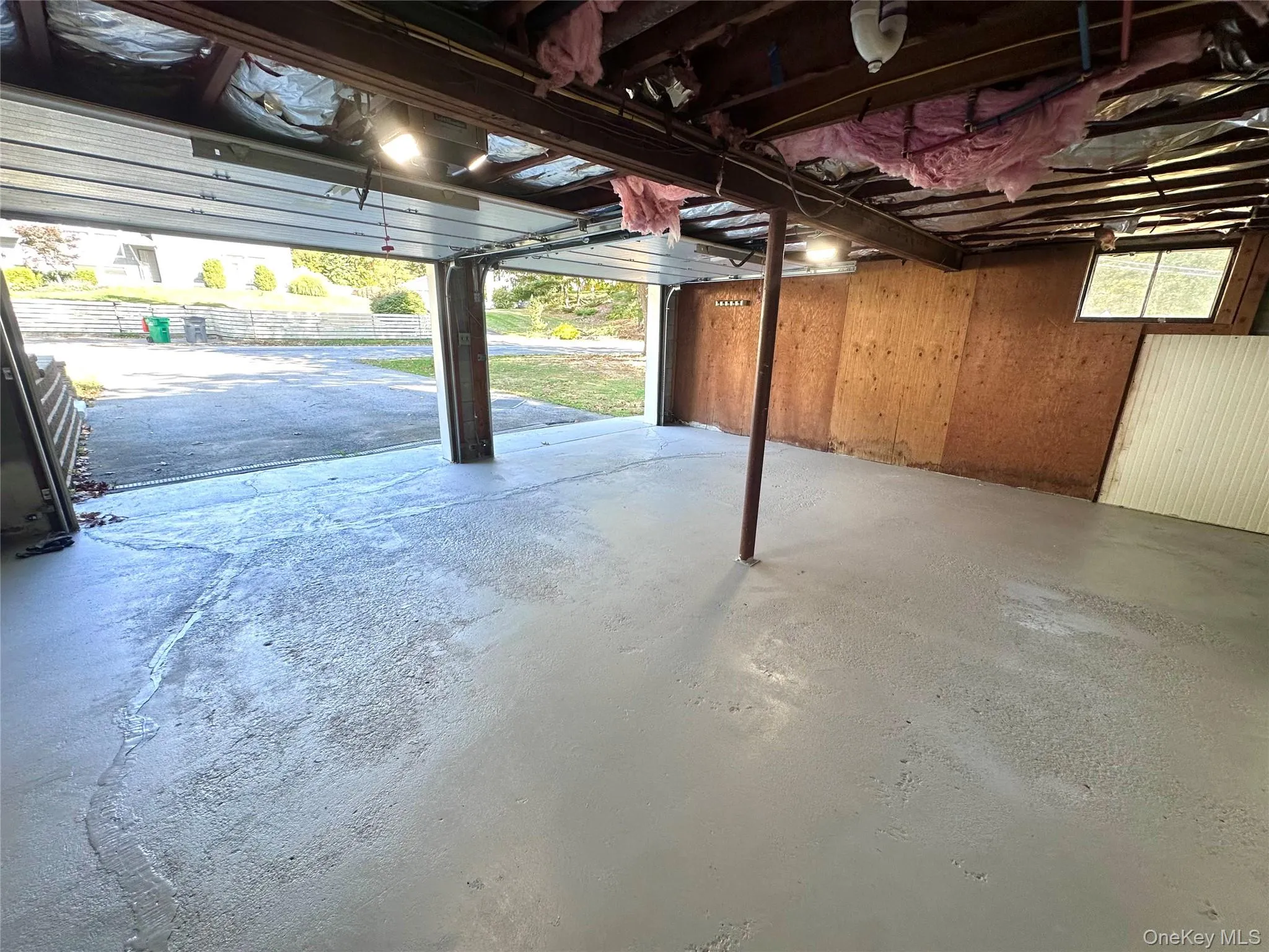 Spacious two-car garage! Spacious two-car garage!