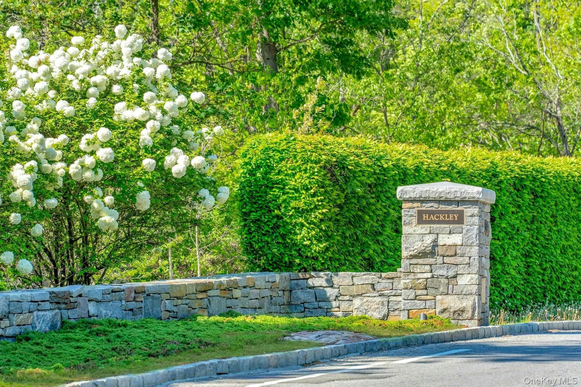 100 yards to the Hackley School campus, one of thepreeminent private college preparatory schools in the Country 100 yards to the Hackley School campus, one of thepreeminent private college preparatory schools in the Country