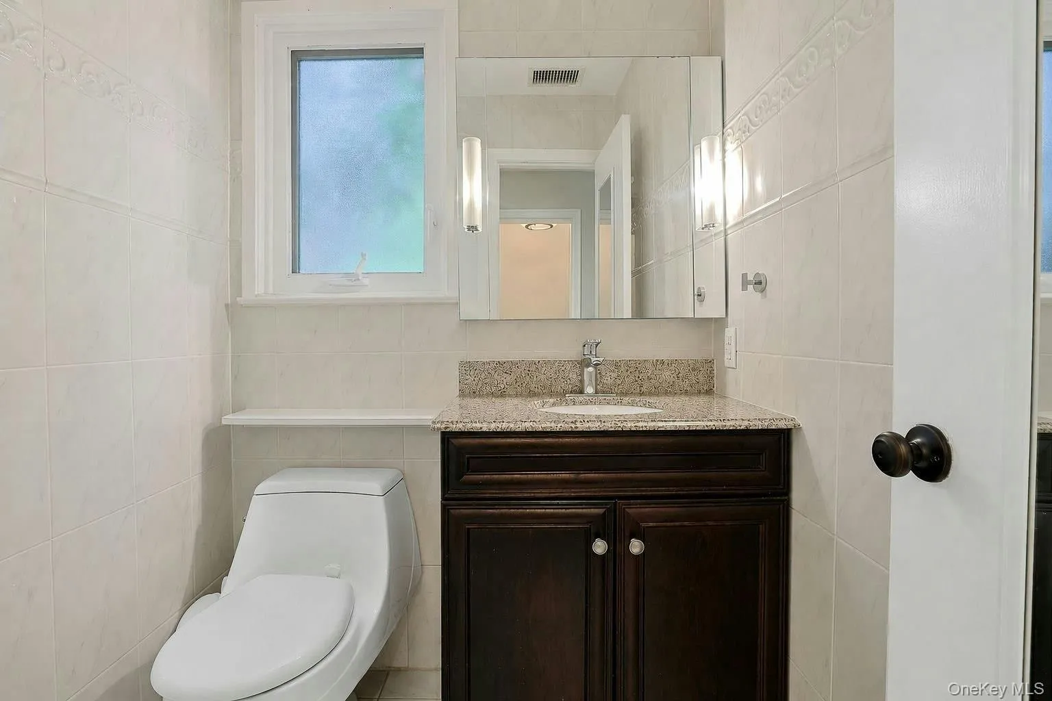 Half bathroom in den Half bathroom in den