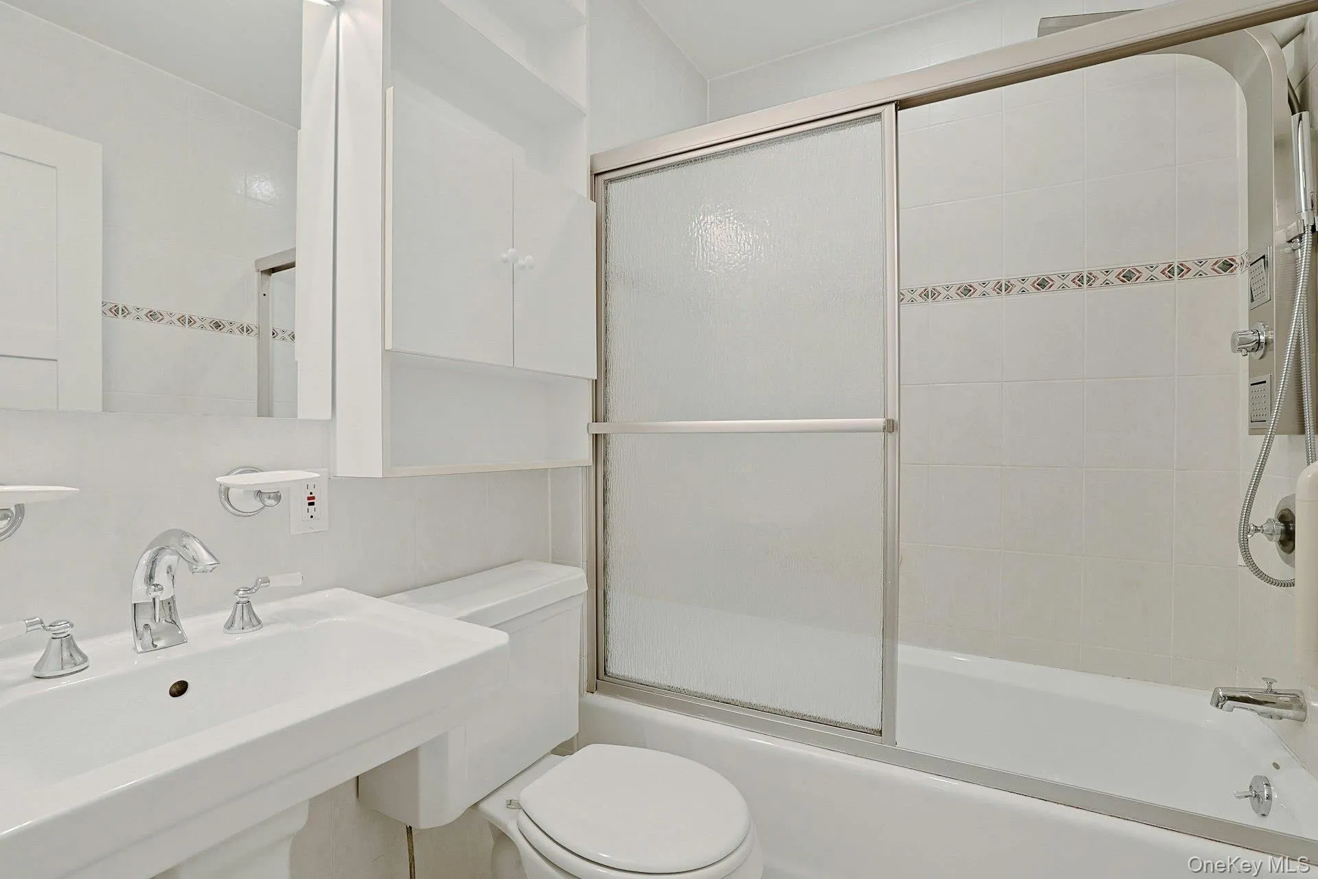 Full hallway bathroom on bedroom-level Full hallway bathroom on bedroom-level