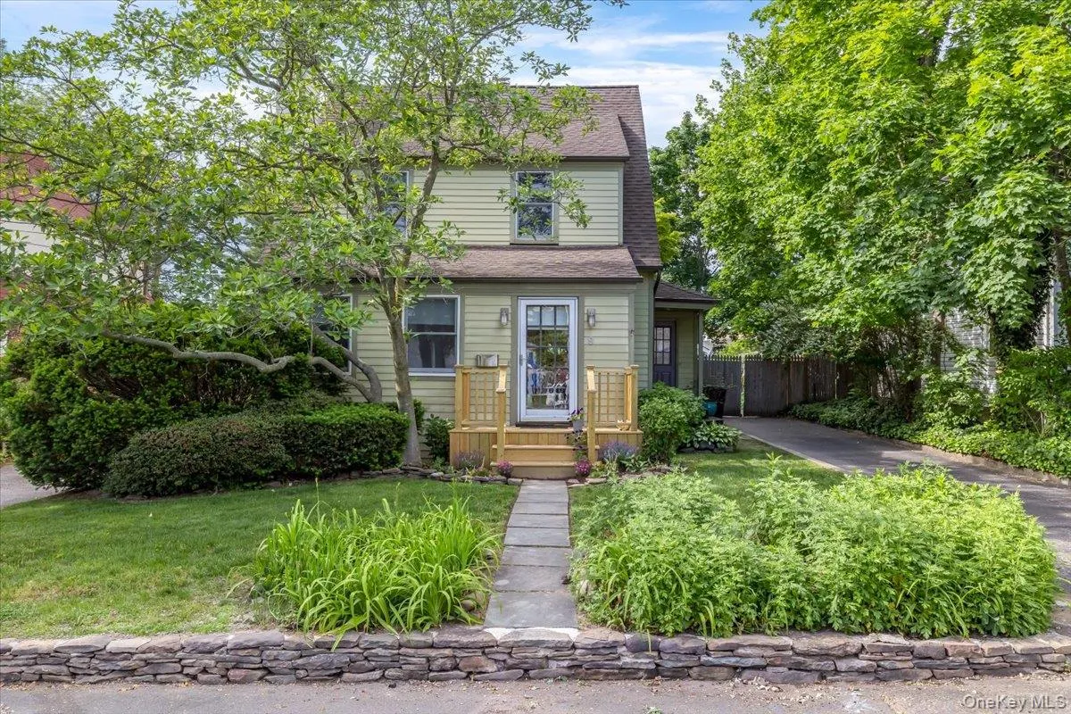 9 14th Street, Huntington, NY, 3 Bedrooms Bedrooms, 7 Rooms Rooms,2 BathroomsBathrooms,Residential,For Rent,14th,0,1006850 9 14th Street, Huntington, NY, 3 Bedrooms Bedrooms, 7 Rooms Rooms,2 BathroomsBathrooms,Residential,For Rent,14th,0,1006850