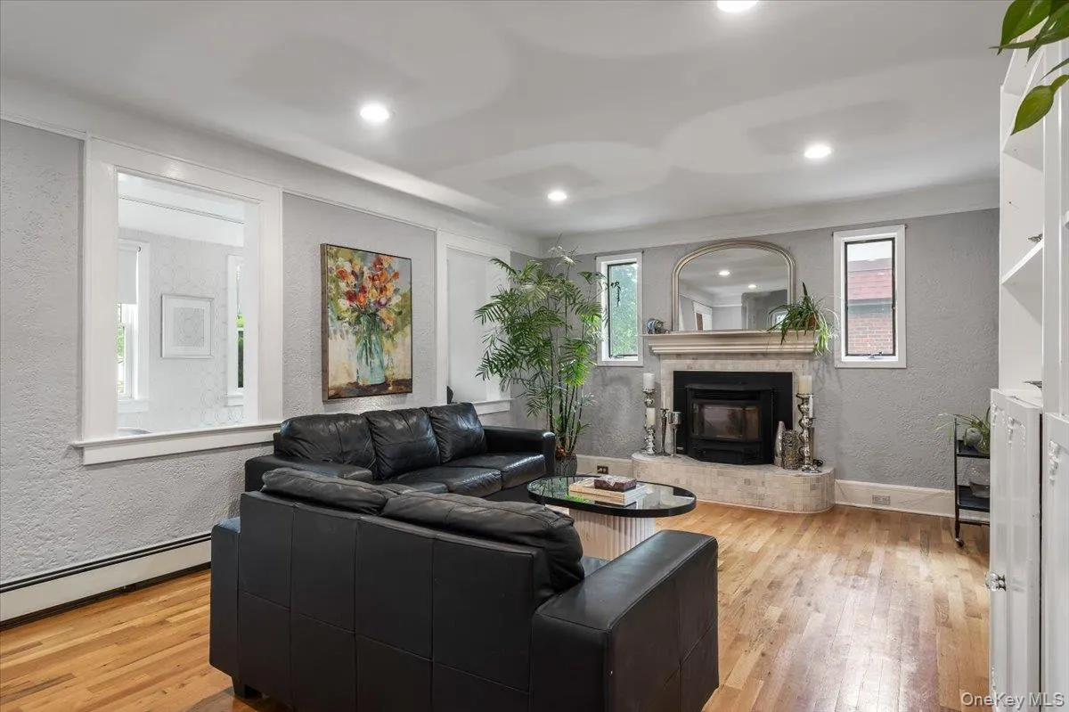 9 14th Street, Huntington, NY, 3 Bedrooms Bedrooms, 7 Rooms Rooms,2 BathroomsBathrooms,Residential,For Rent,14th,0,1006850 9 14th Street, Huntington, NY, 3 Bedrooms Bedrooms, 7 Rooms Rooms,2 BathroomsBathrooms,Residential,For Rent,14th,0,1006850