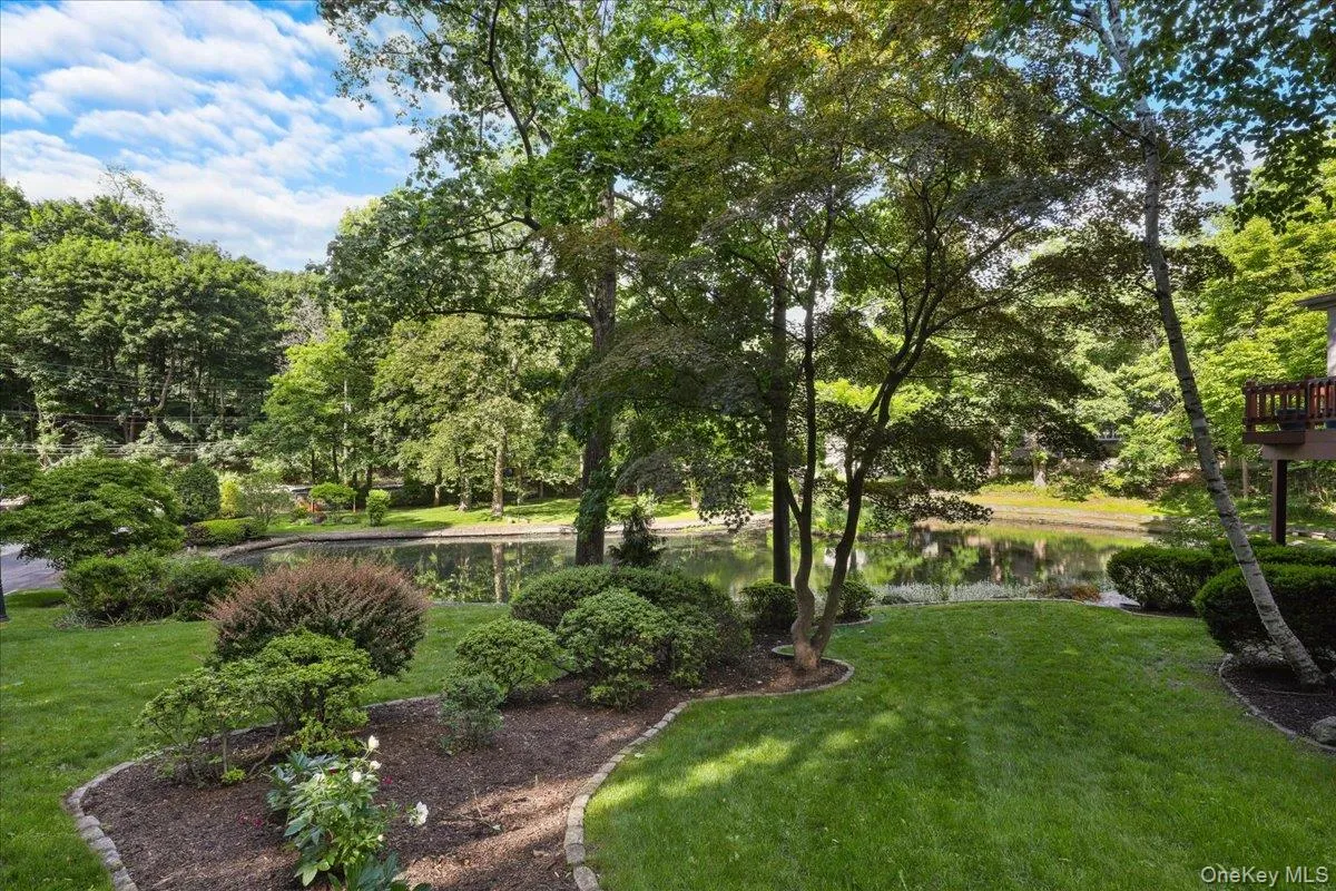 Lush landscaped grounds create a peaceful setting throughout the Harriman Keep community. Lush landscaped grounds create a peaceful setting throughout the Harriman Keep community.