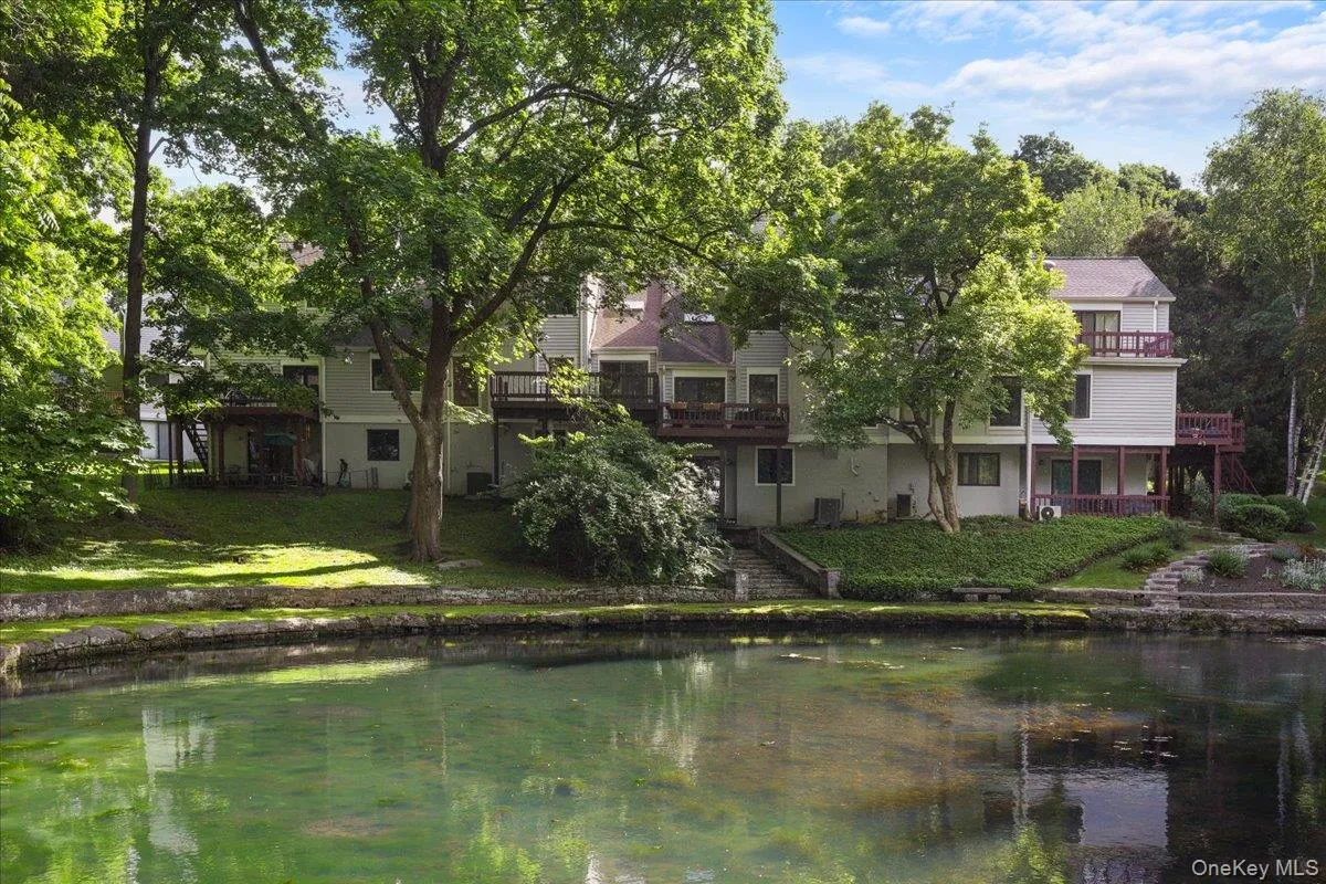 Beautifully maintained community pond and garden setting. Beautifully maintained community pond and garden setting.