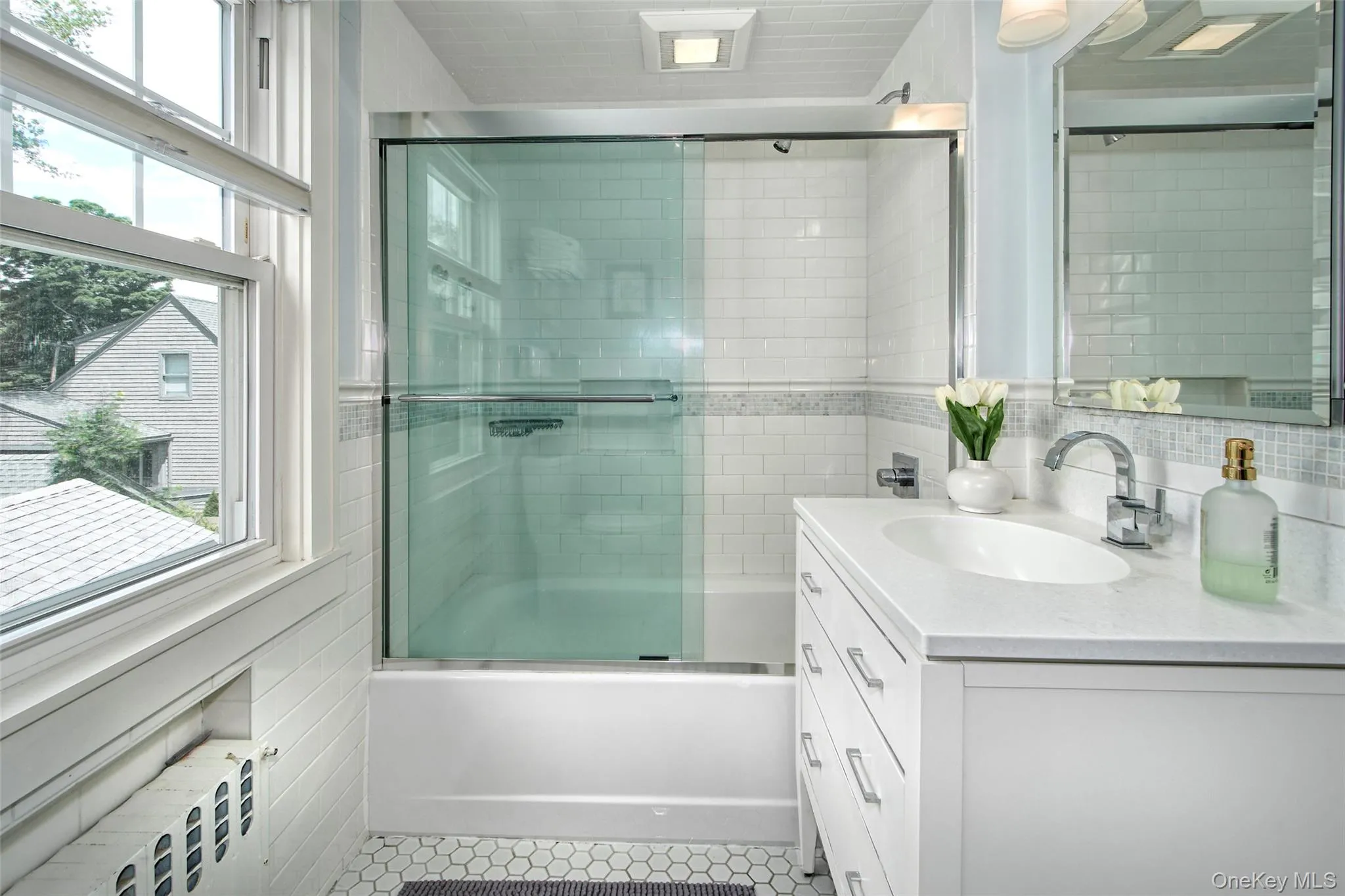 Full Bathroom with Tub/Shower Full Bathroom with Tub/Shower