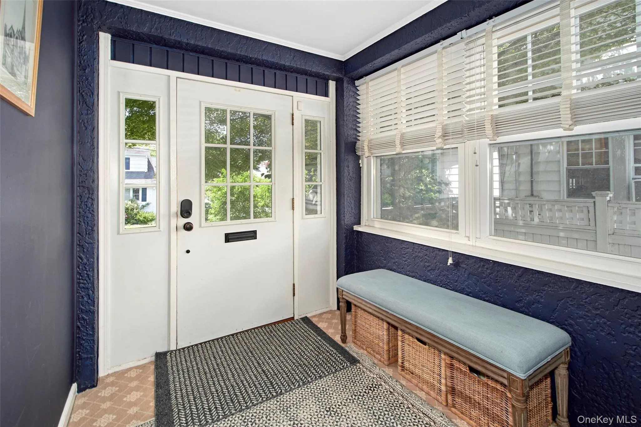 Large bright entry way Large bright entry way