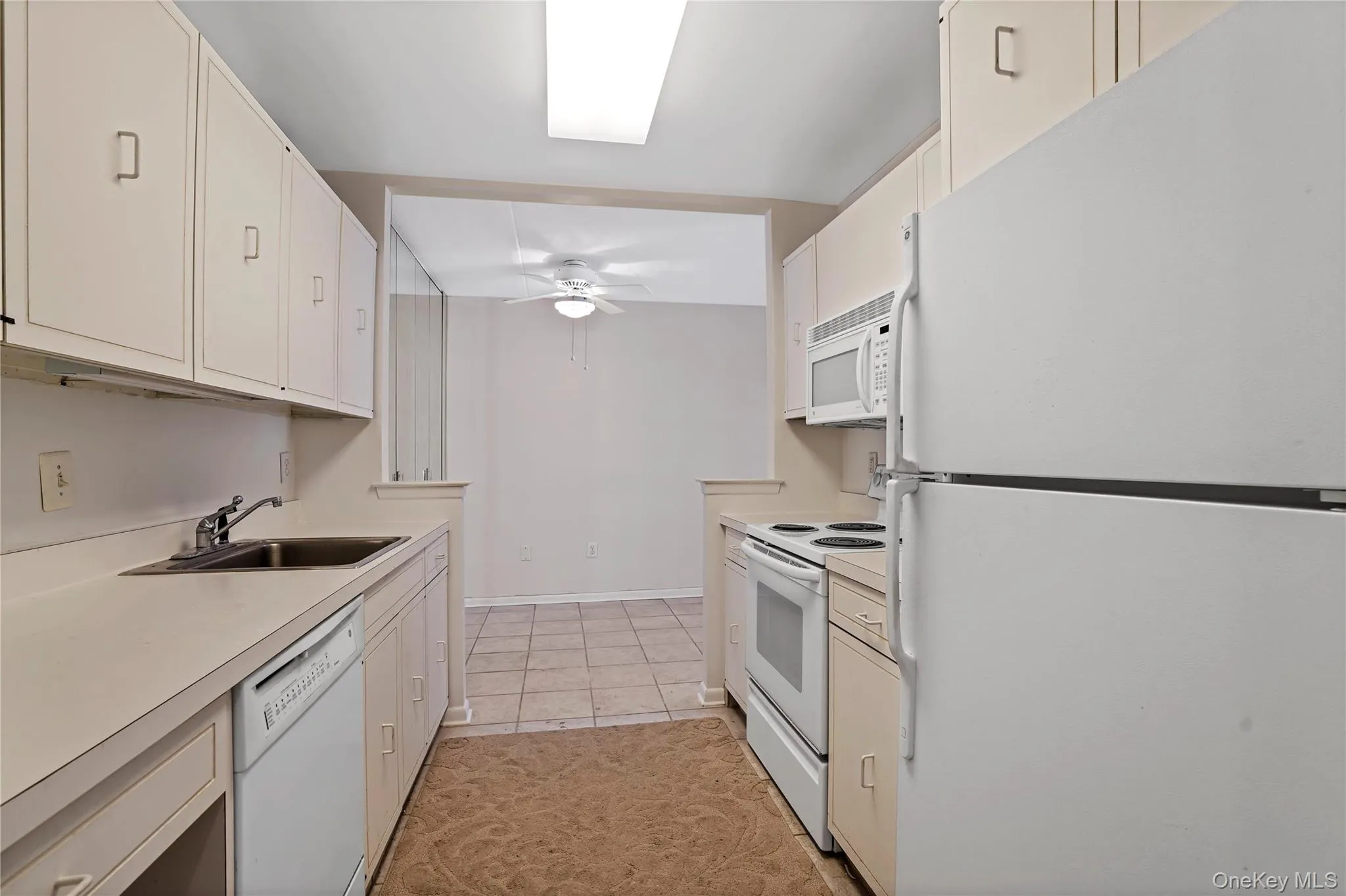 Eating kitchen with large pantry Eating kitchen with large pantry