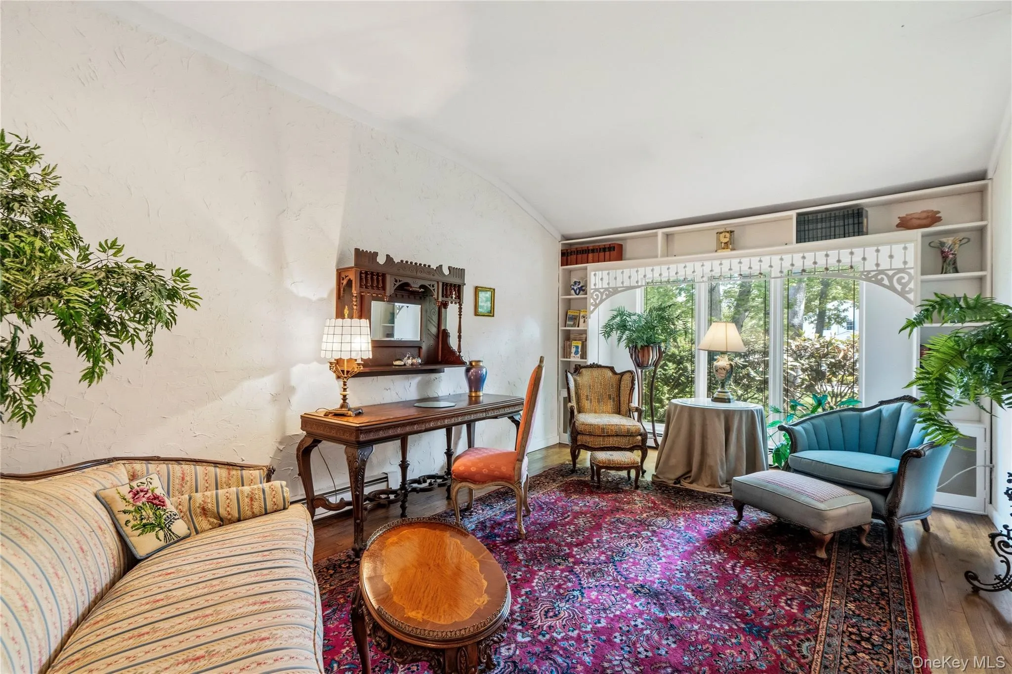 Bright, dramatic living space Bright, dramatic living space