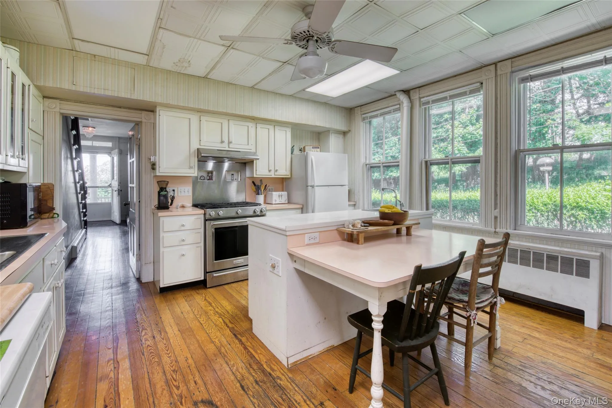 eat-in kitchen eat-in kitchen