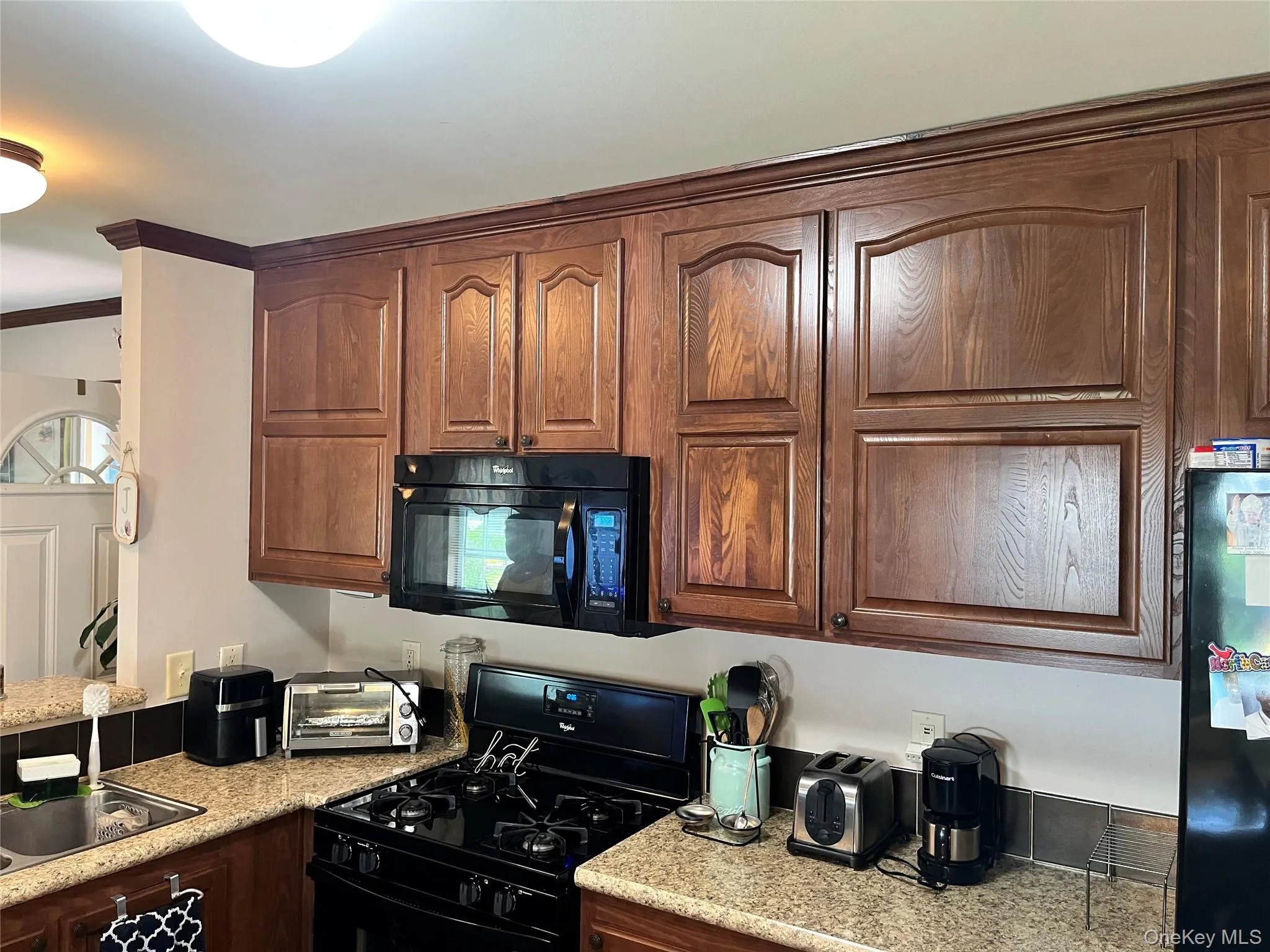 Lots of cabinets and counter space Lots of cabinets and counter space