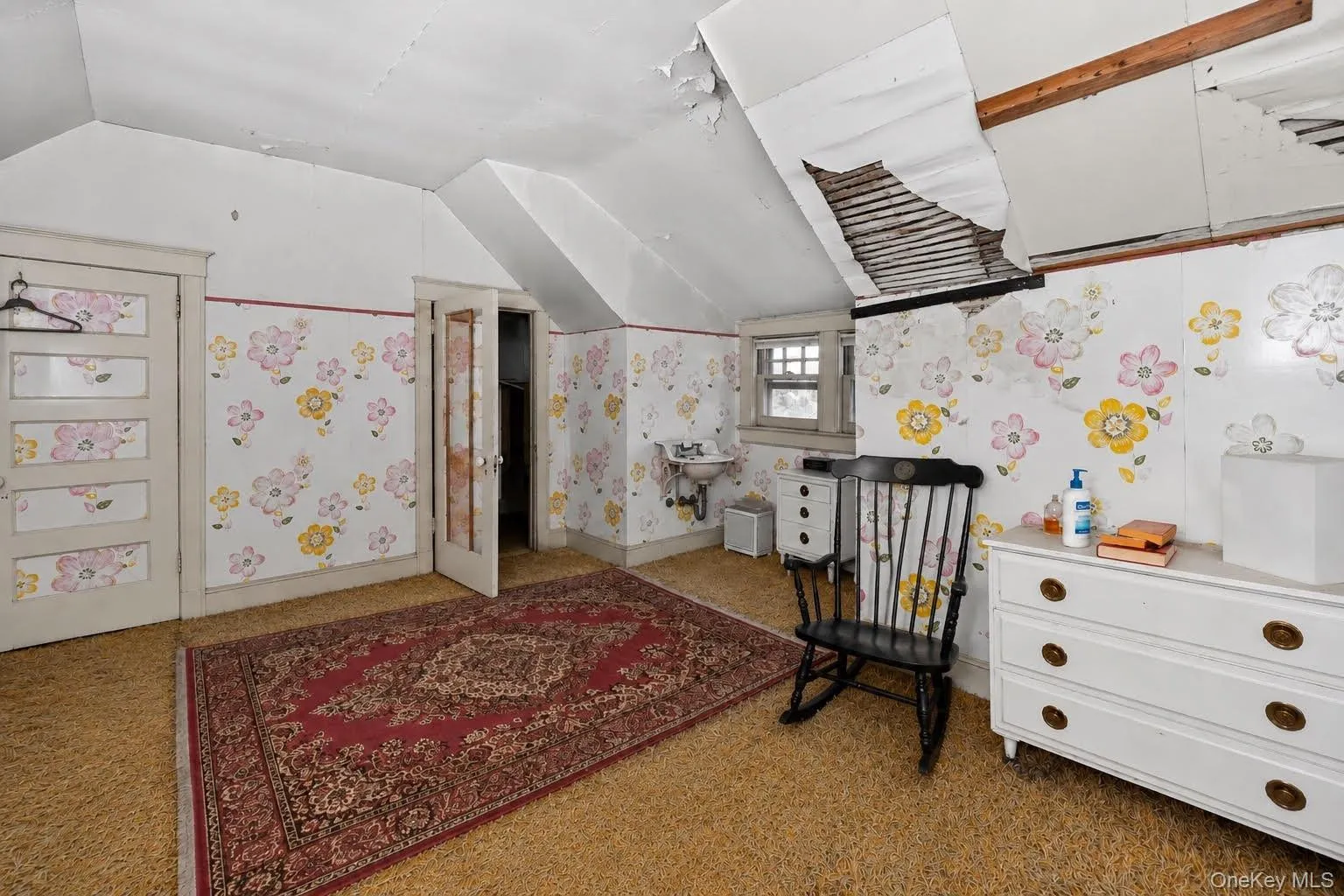 3rd floor room w/sink 3rd floor room w/sink