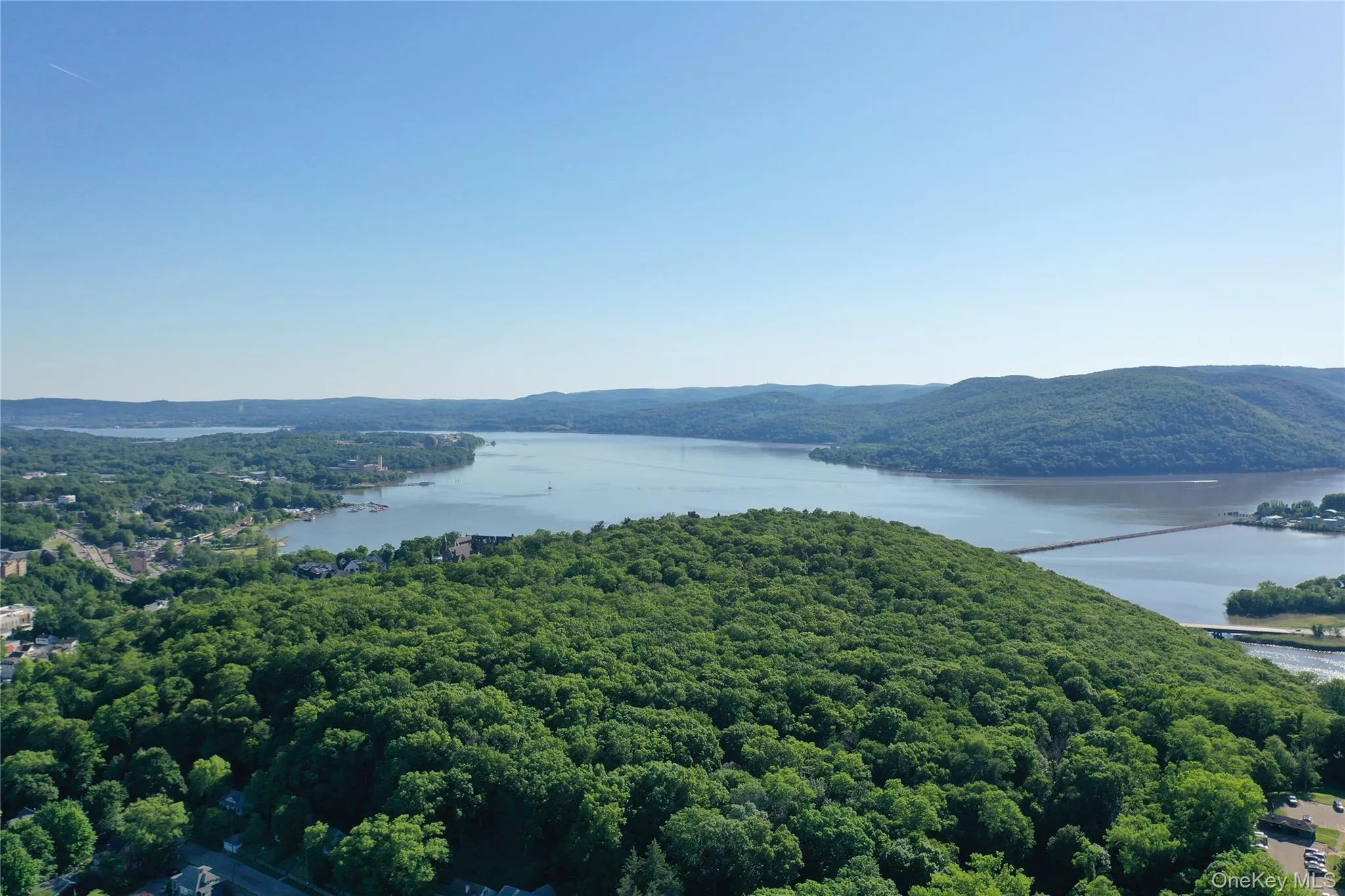 1.3 miles to Peekskill Metro North Station and Riverfront Park! 1.3 miles to Peekskill Metro North Station and Riverfront Park!
