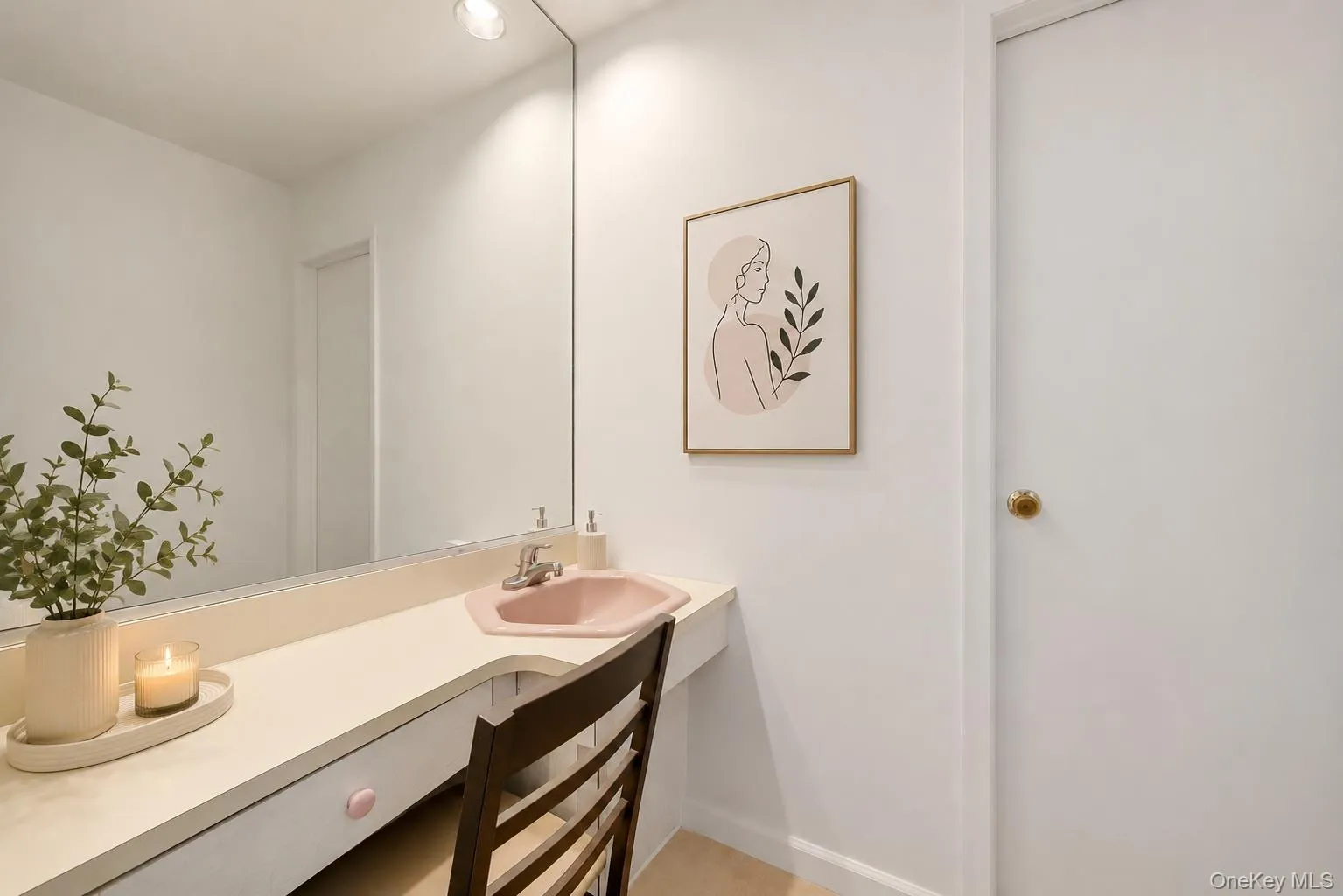 En suite powder room En suite powder room