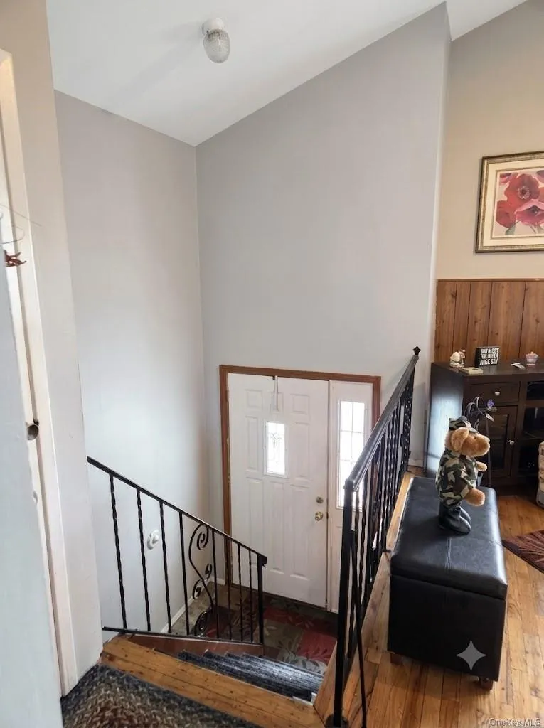 The Entry Foyer Offers An Open Stairway To The Upper & Lower Levels With Beautiful Vaulted/Cathedral Ceilings That Open Into The Formal Living Room. The Entry Foyer Offers An Open Stairway To The Upper & Lower Levels With Beautiful Vaulted/Cathedral Ceilings That Open Into The Formal Living Room.