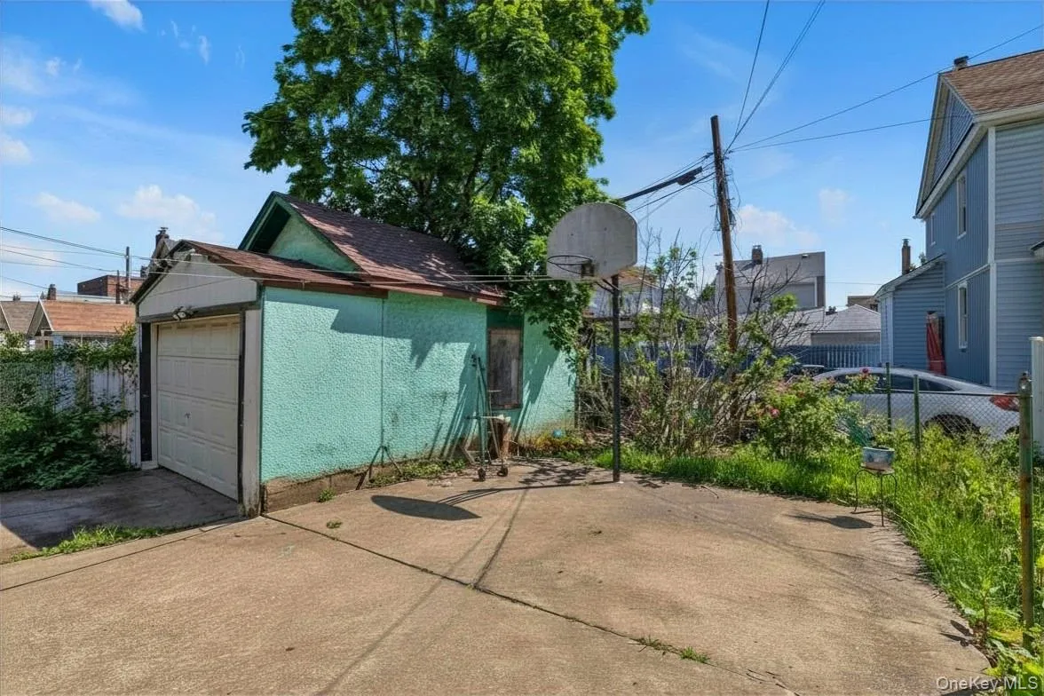 Very well maintained detached garage. Very well maintained detached garage.