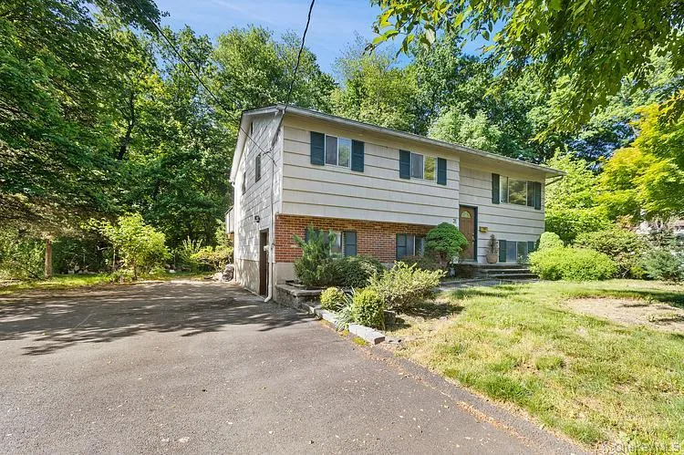 31 Amarillo Drive, Clarkstown, NY, 4 Bedrooms Bedrooms, 10 Rooms Rooms,3 BathroomsBathrooms,Residential,For Rent,Amarillo,0,1006947 31 Amarillo Drive, Clarkstown, NY, 4 Bedrooms Bedrooms, 10 Rooms Rooms,3 BathroomsBathrooms,Residential,For Rent,Amarillo,0,1006947