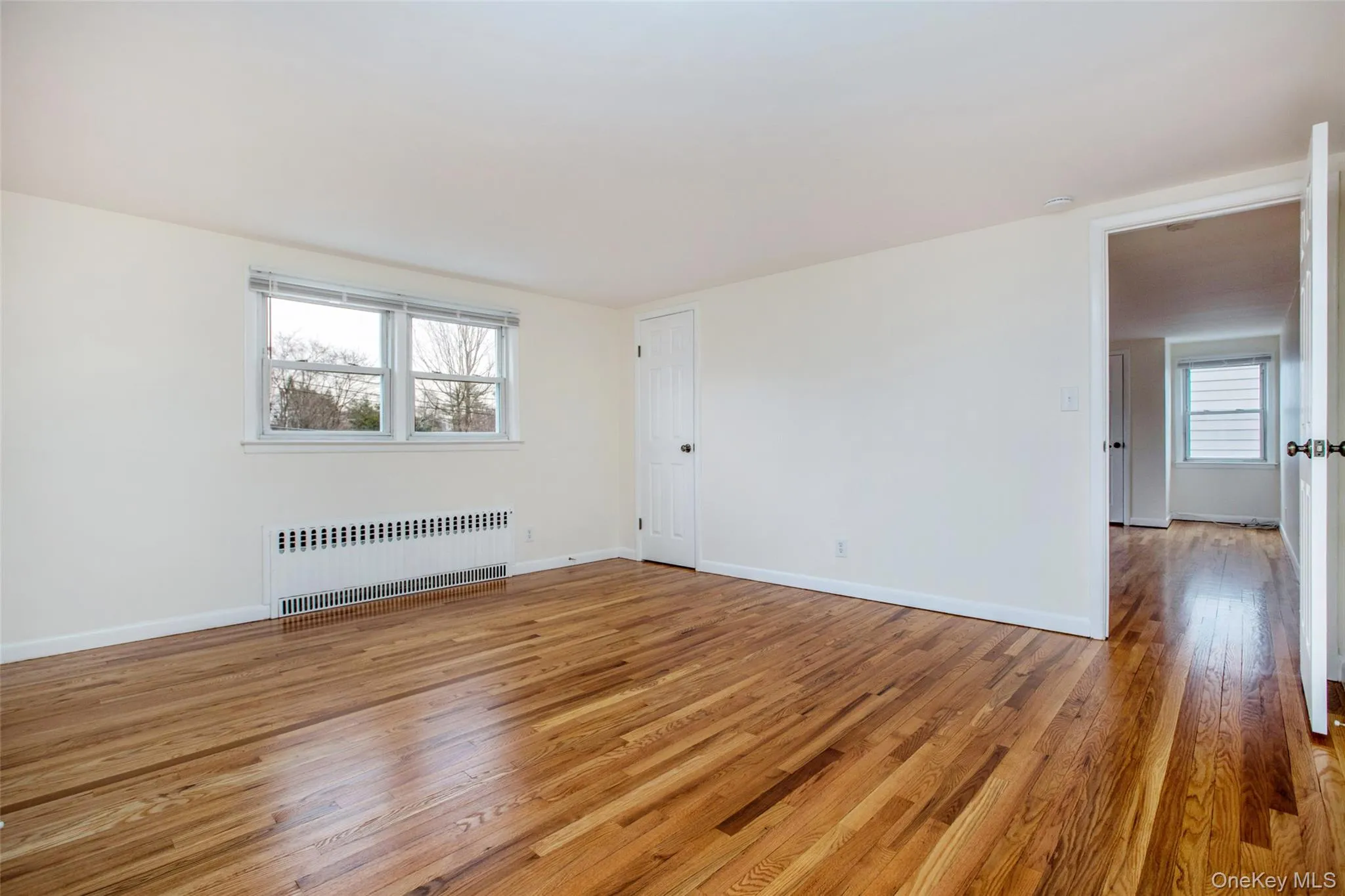 Beauty hardwood floors, window blinds already included. Beauty hardwood floors, window blinds already included.