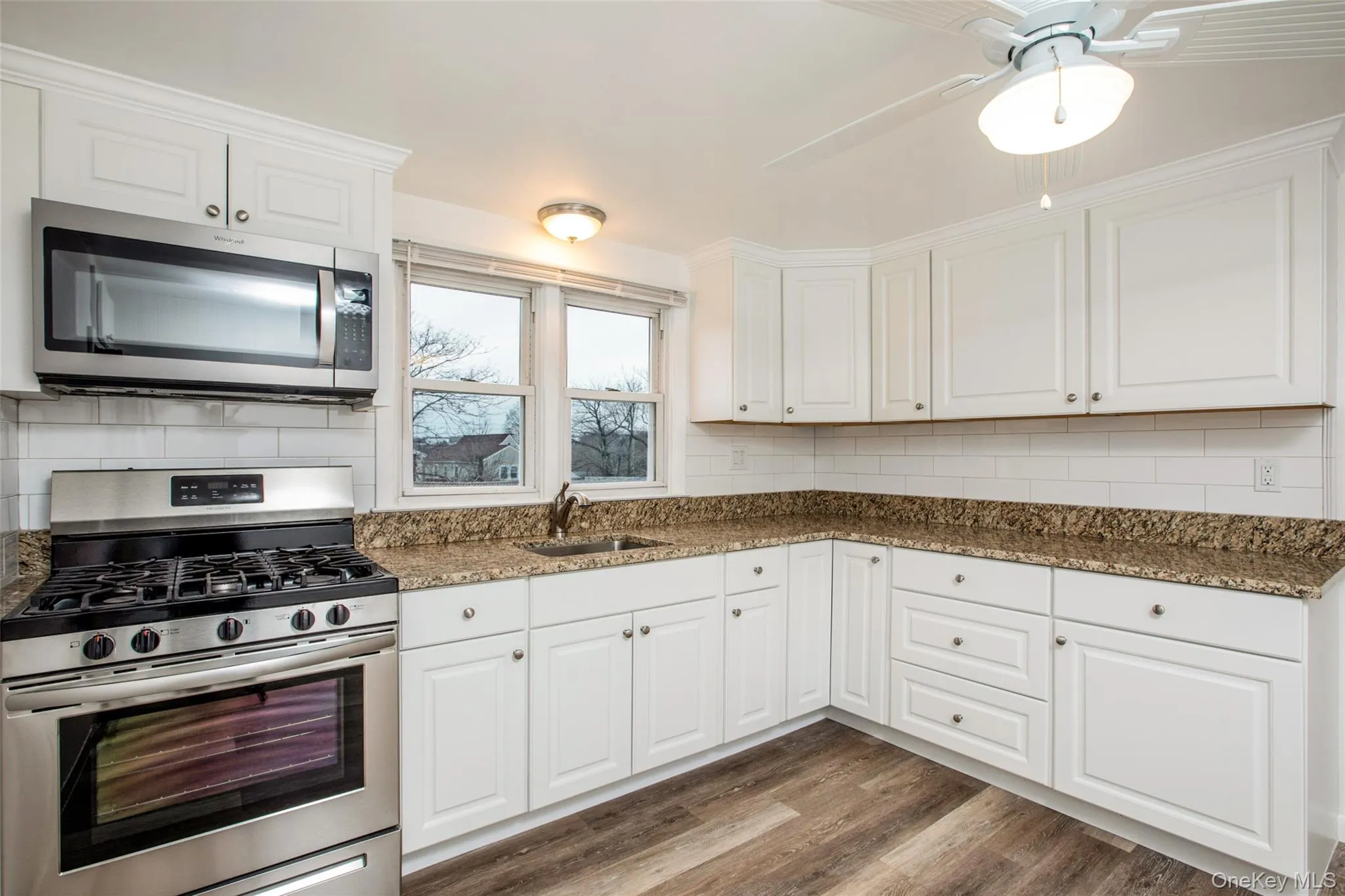 Rise and Shine - Tons of countertop space, cabinets, Microwave, Gas oven, Ceiling Fan Rise and Shine - Tons of countertop space, cabinets, Microwave, Gas oven, Ceiling Fan