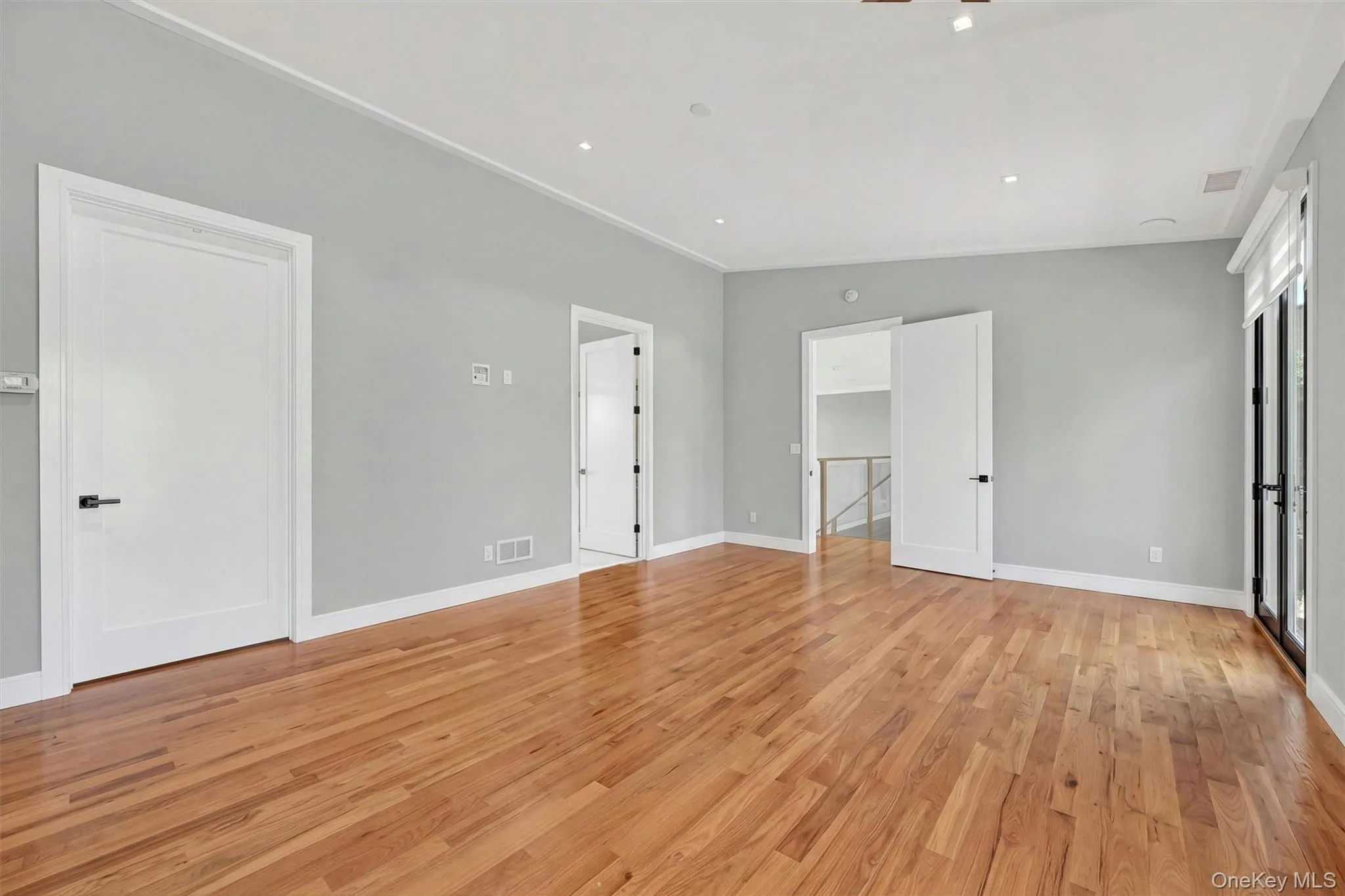 Master bedroom with walk-in closet and master ensuite bathroom with private WC Master bedroom with walk-in closet and master ensuite bathroom with private WC