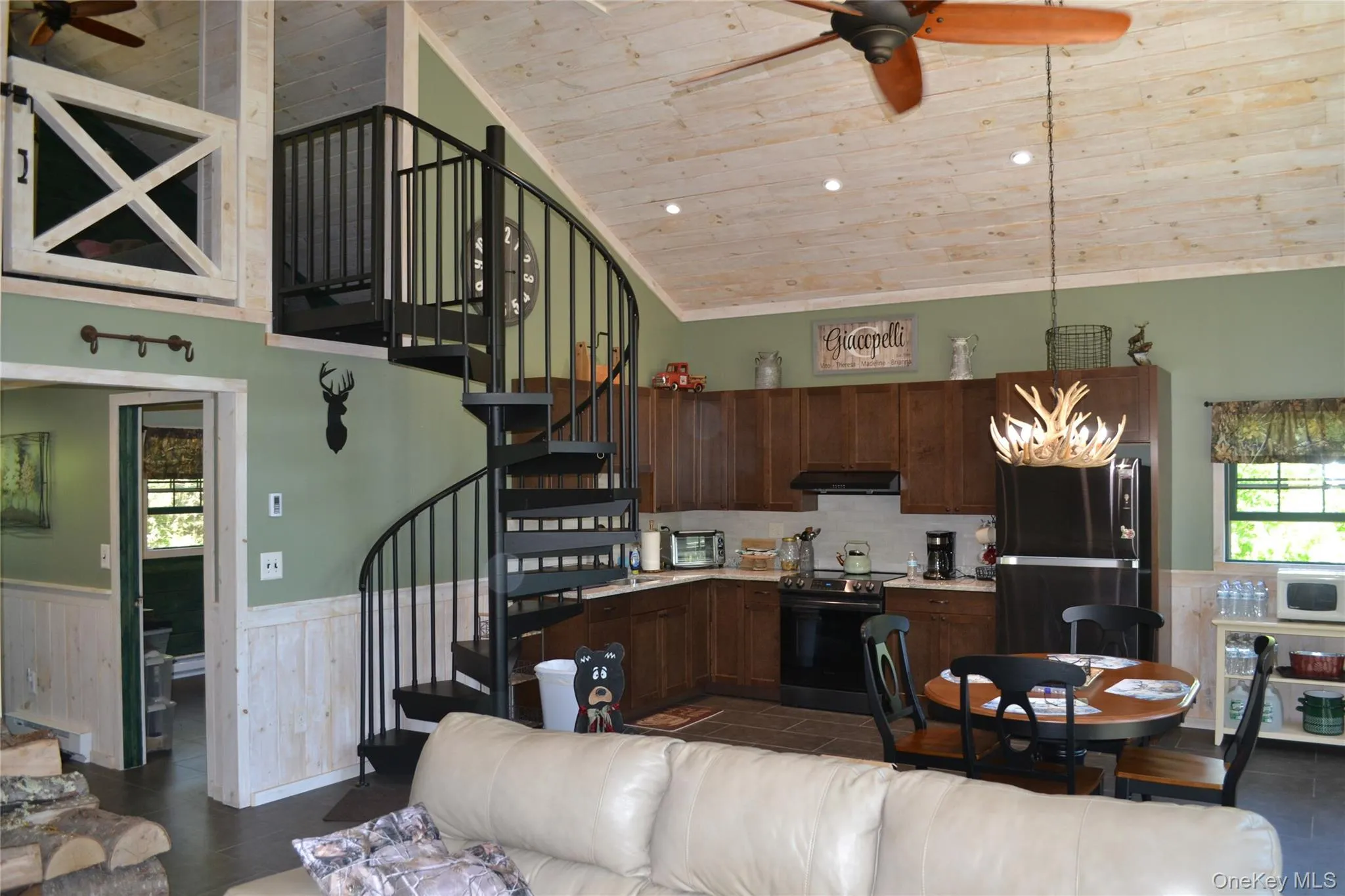 16' vaulted ceilings and open floorplan 16' vaulted ceilings and open floorplan