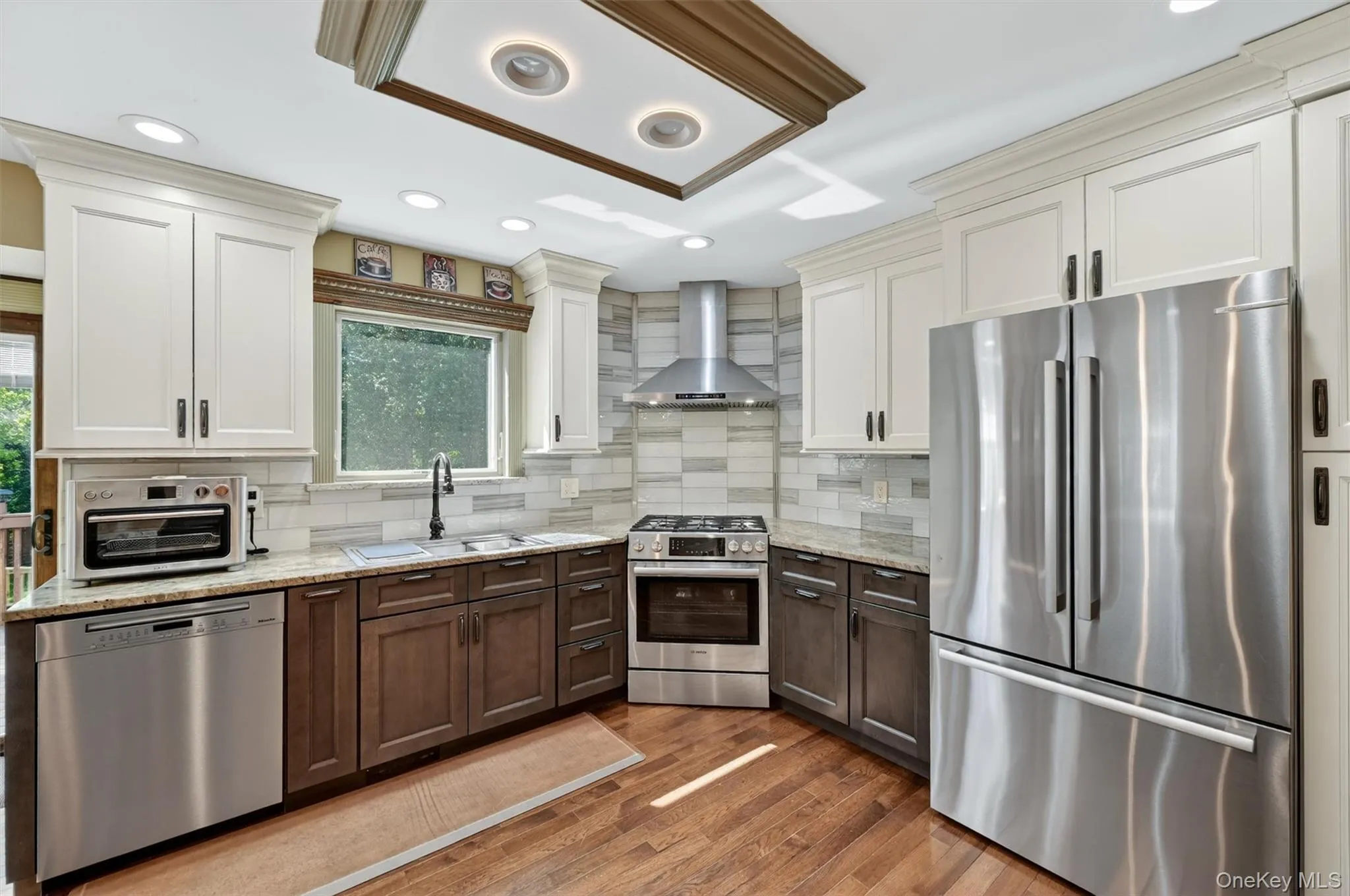 The cabinets offer crown molding and pull out drawers. Don't you love the backsplash?! The cabinets offer crown molding and pull out drawers. Don't you love the backsplash?!