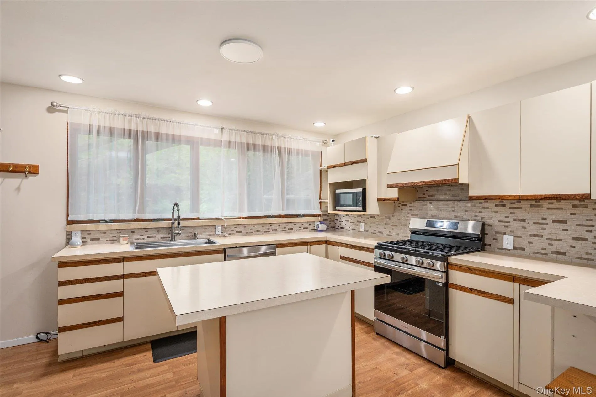 1644 Meadowbrook Road, Hempstead, NY, 4 Bedrooms Bedrooms, 7 Rooms Rooms,2 BathroomsBathrooms,Residential,For Rent,Meadowbrook,0,1007012 1644 Meadowbrook Road, Hempstead, NY, 4 Bedrooms Bedrooms, 7 Rooms Rooms,2 BathroomsBathrooms,Residential,For Rent,Meadowbrook,0,1007012