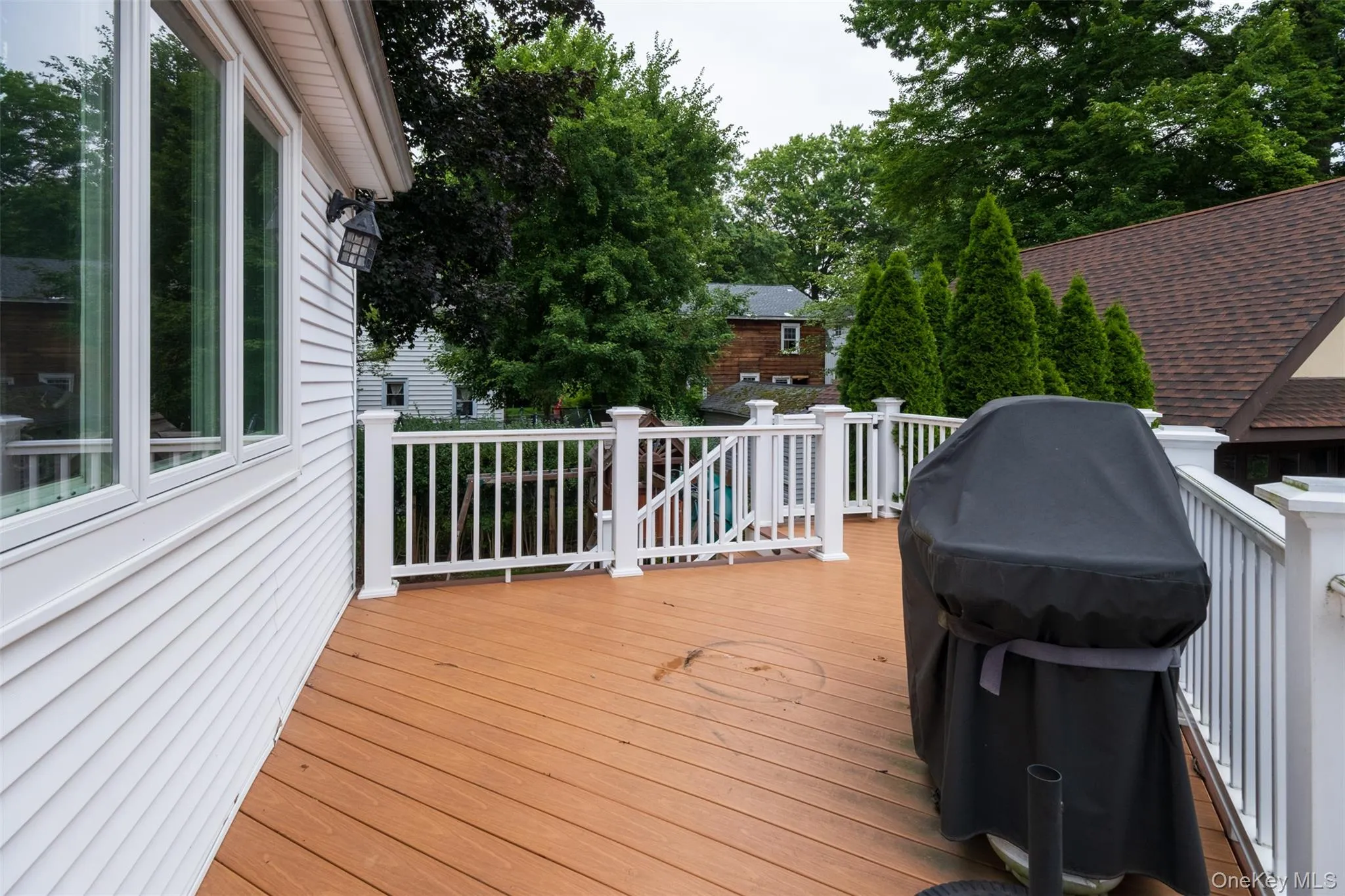 Back deck that flows from the great room Back deck that flows from the great room