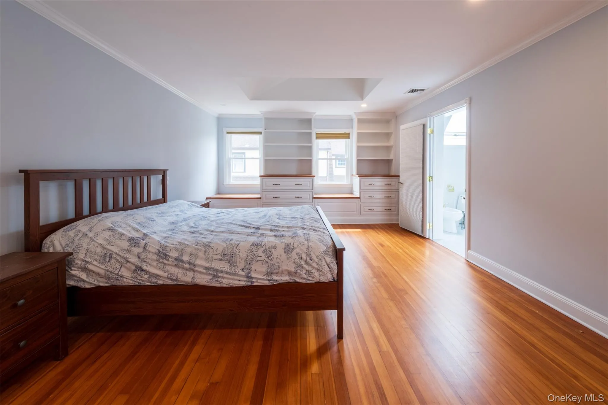 Large master bedroom with custom built-ins Large master bedroom with custom built-ins