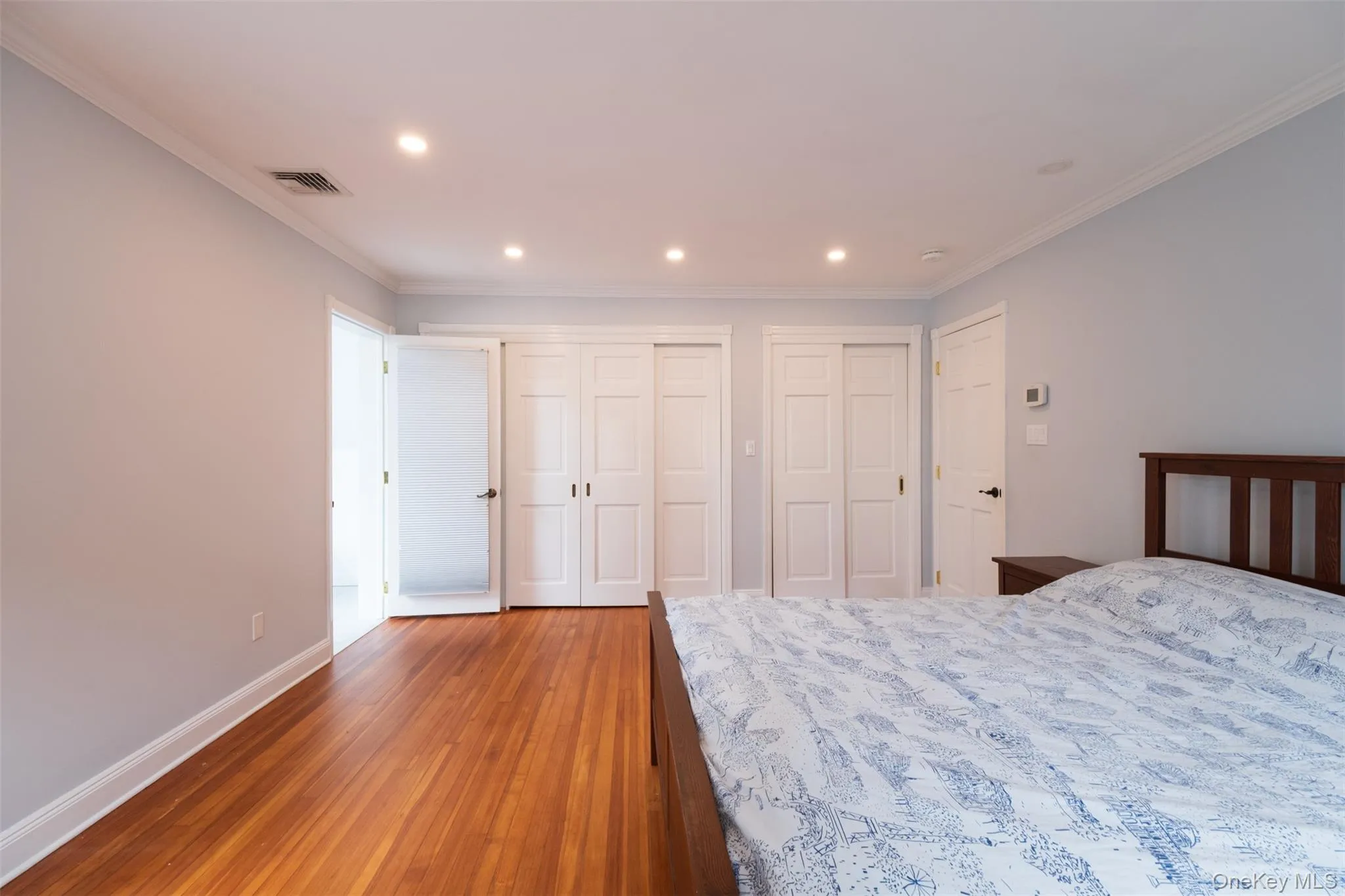 Large master bedroom with custom built-ins Large master bedroom with custom built-ins