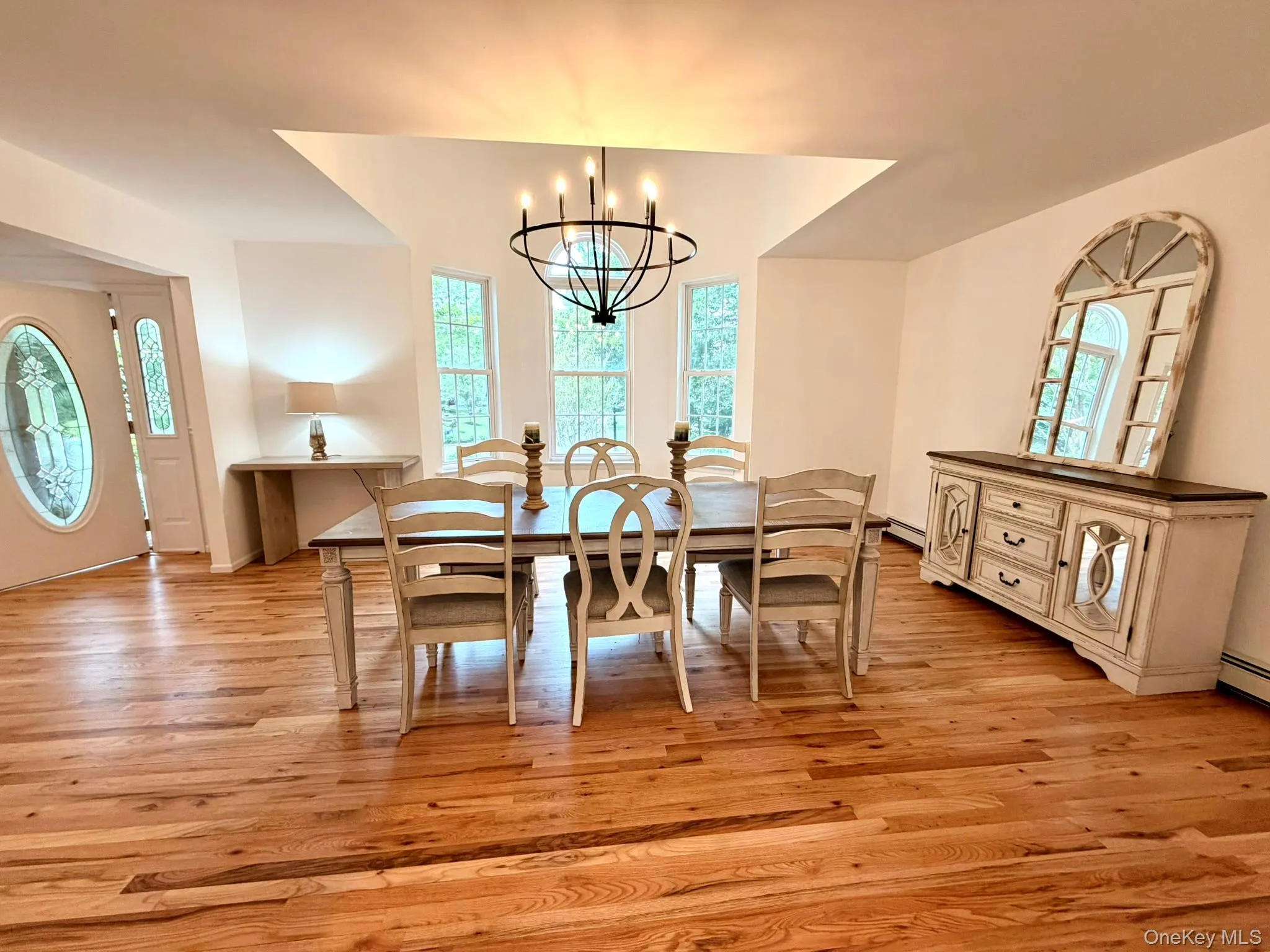 Formal Living Room or Dining Room with Baywindow Formal Living Room or Dining Room with Baywindow
