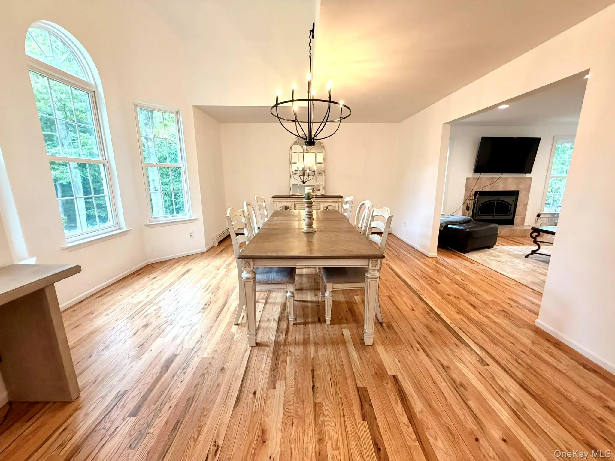 Formal Dining Room or Living Room With Bay Window Formal Dining Room or Living Room With Bay Window