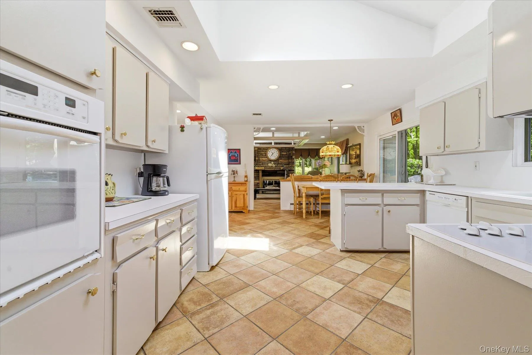 Eat-in kitchen Eat-in kitchen