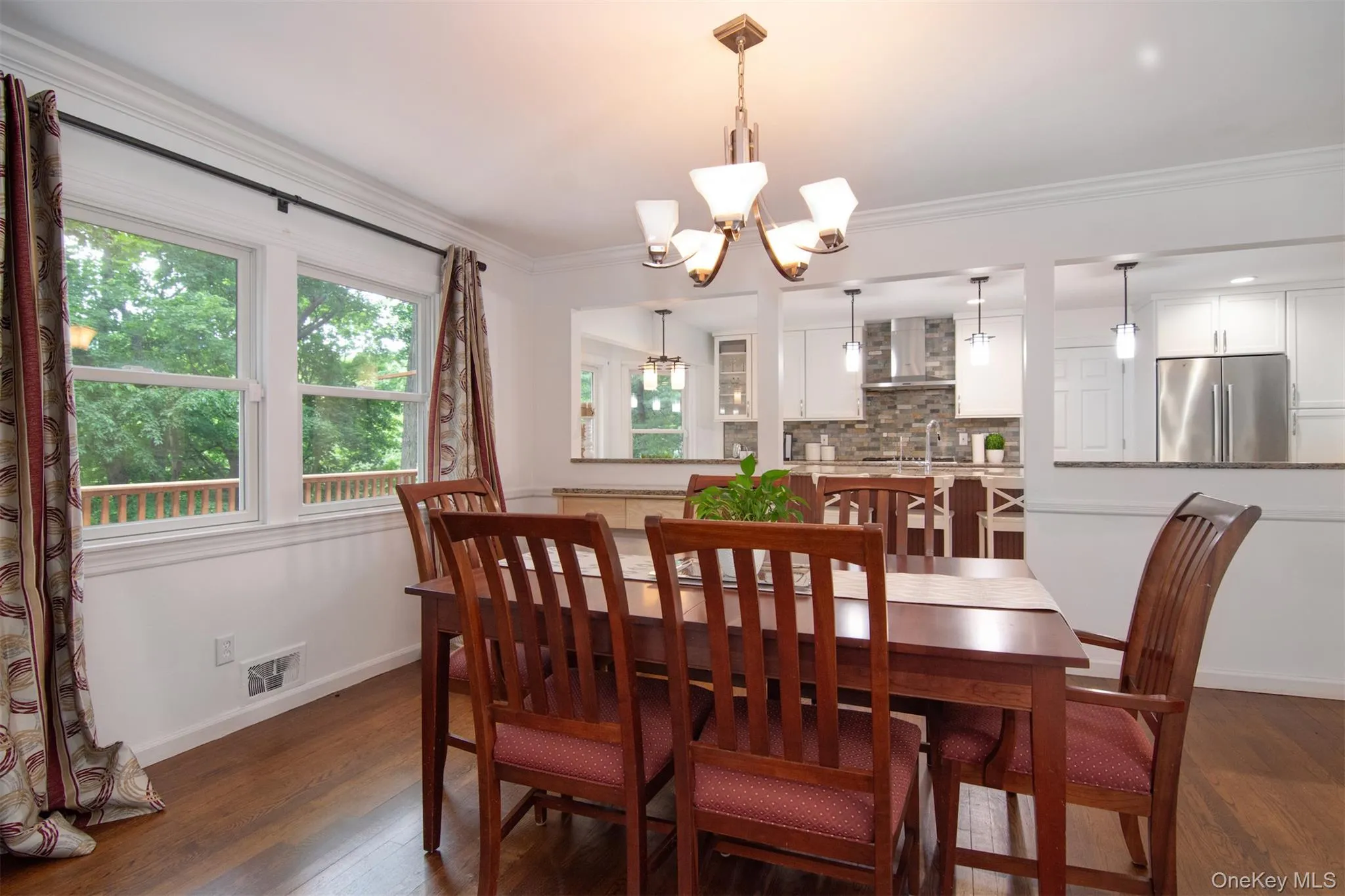 Spacious dining room Spacious dining room