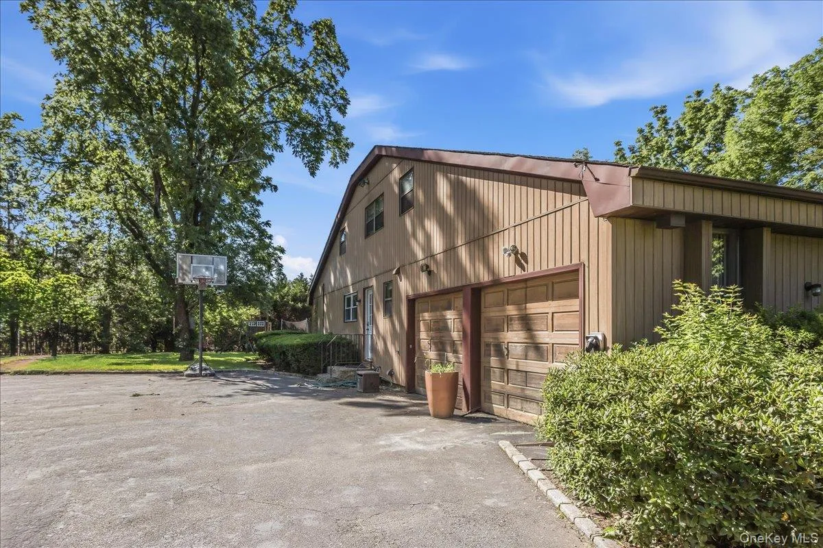 17 Campo Circle, North Hempstead, NY, 5 Bedrooms Bedrooms, 9 Rooms Rooms,3 BathroomsBathrooms,Residential,For Rent,Campo,0,1007147 17 Campo Circle, North Hempstead, NY, 5 Bedrooms Bedrooms, 9 Rooms Rooms,3 BathroomsBathrooms,Residential,For Rent,Campo,0,1007147