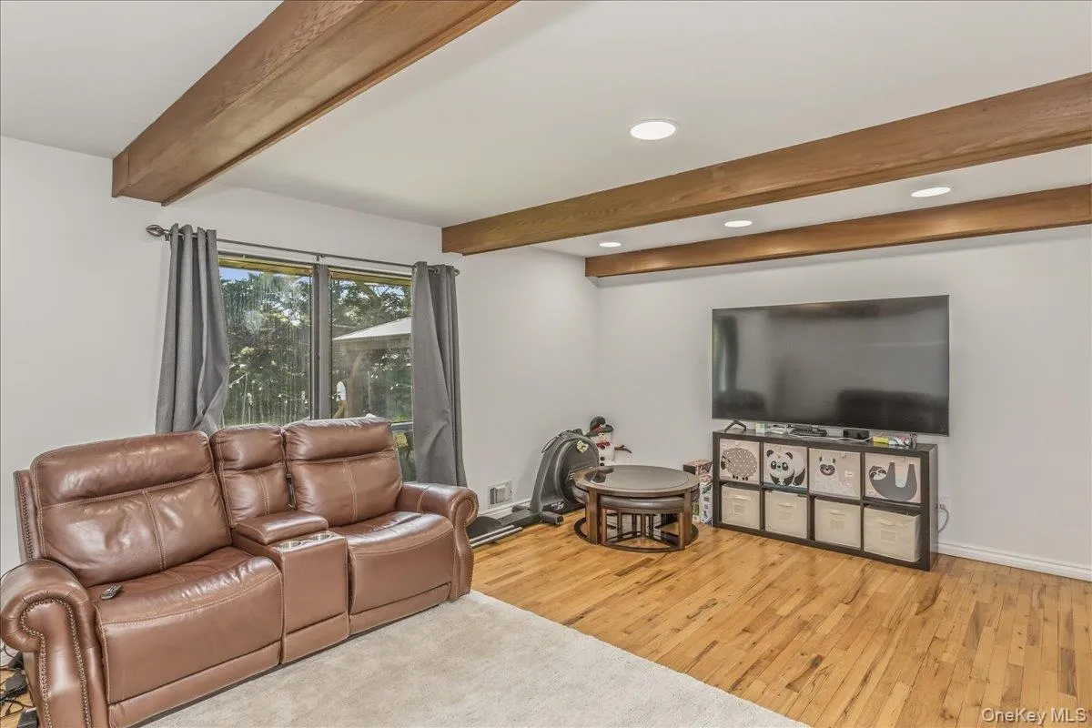 17 Campo Circle, North Hempstead, NY, 5 Bedrooms Bedrooms, 9 Rooms Rooms,3 BathroomsBathrooms,Residential,For Rent,Campo,0,1007147 17 Campo Circle, North Hempstead, NY, 5 Bedrooms Bedrooms, 9 Rooms Rooms,3 BathroomsBathrooms,Residential,For Rent,Campo,0,1007147