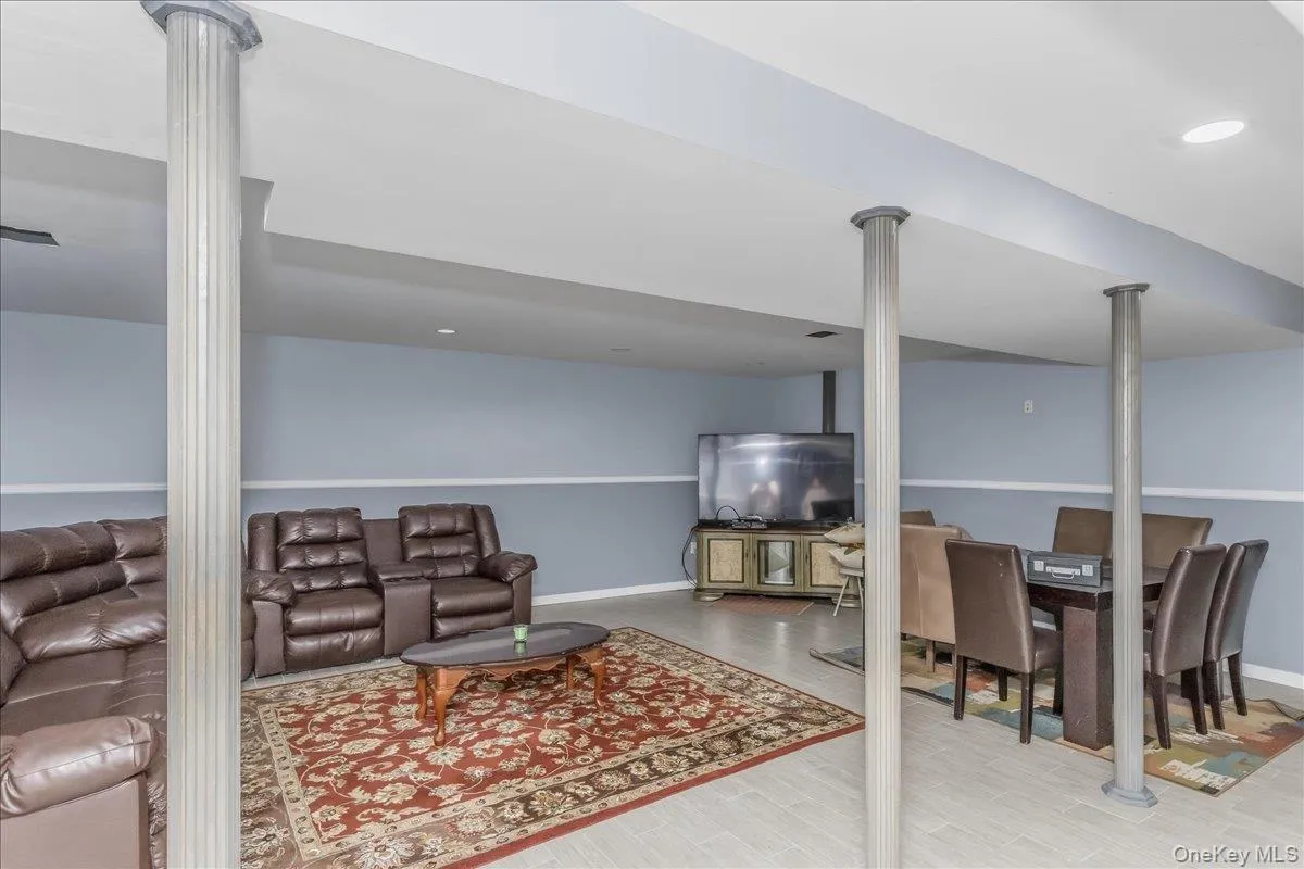 17 Campo Circle, North Hempstead, NY, 5 Bedrooms Bedrooms, 9 Rooms Rooms,3 BathroomsBathrooms,Residential,For Rent,Campo,0,1007147 17 Campo Circle, North Hempstead, NY, 5 Bedrooms Bedrooms, 9 Rooms Rooms,3 BathroomsBathrooms,Residential,For Rent,Campo,0,1007147