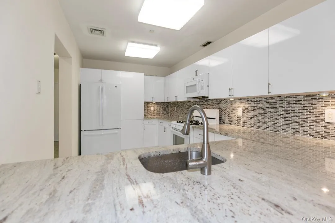 1 portico ct, North Hempstead, NY, 1 Bedroom Bedrooms, 3 Rooms Rooms,1 BathroomBathrooms,Residential Lease,For Rent,portico ct,0,1007156 1 portico ct, North Hempstead, NY, 1 Bedroom Bedrooms, 3 Rooms Rooms,1 BathroomBathrooms,Residential Lease,For Rent,portico ct,0,1007156