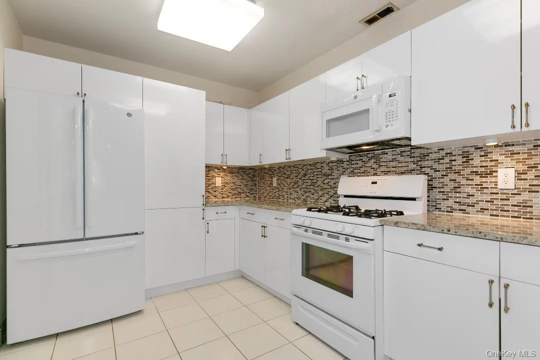 1 portico ct, North Hempstead, NY, 1 Bedroom Bedrooms, 3 Rooms Rooms,1 BathroomBathrooms,Residential Lease,For Rent,portico ct,0,1007156 1 portico ct, North Hempstead, NY, 1 Bedroom Bedrooms, 3 Rooms Rooms,1 BathroomBathrooms,Residential Lease,For Rent,portico ct,0,1007156