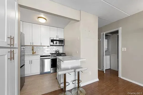 23-22 30th Road, New York, NY, 2 Bedrooms Bedrooms, 5 Rooms Rooms,2 BathroomsBathrooms,Residential Lease,For Rent,30th,0,1007161 23-22 30th Road, New York, NY, 2 Bedrooms Bedrooms, 5 Rooms Rooms,2 BathroomsBathrooms,Residential Lease,For Rent,30th,0,1007161